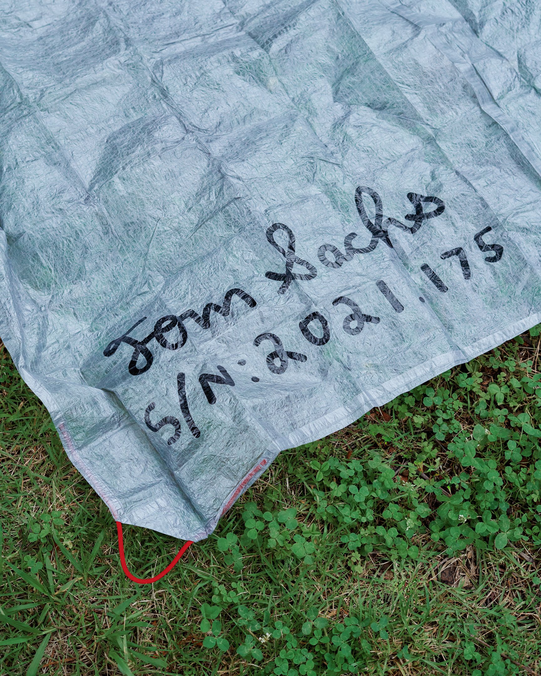 「ナイキ(NIKE)」とトム・サックス(Tom Sachs)のコラボポンチョ