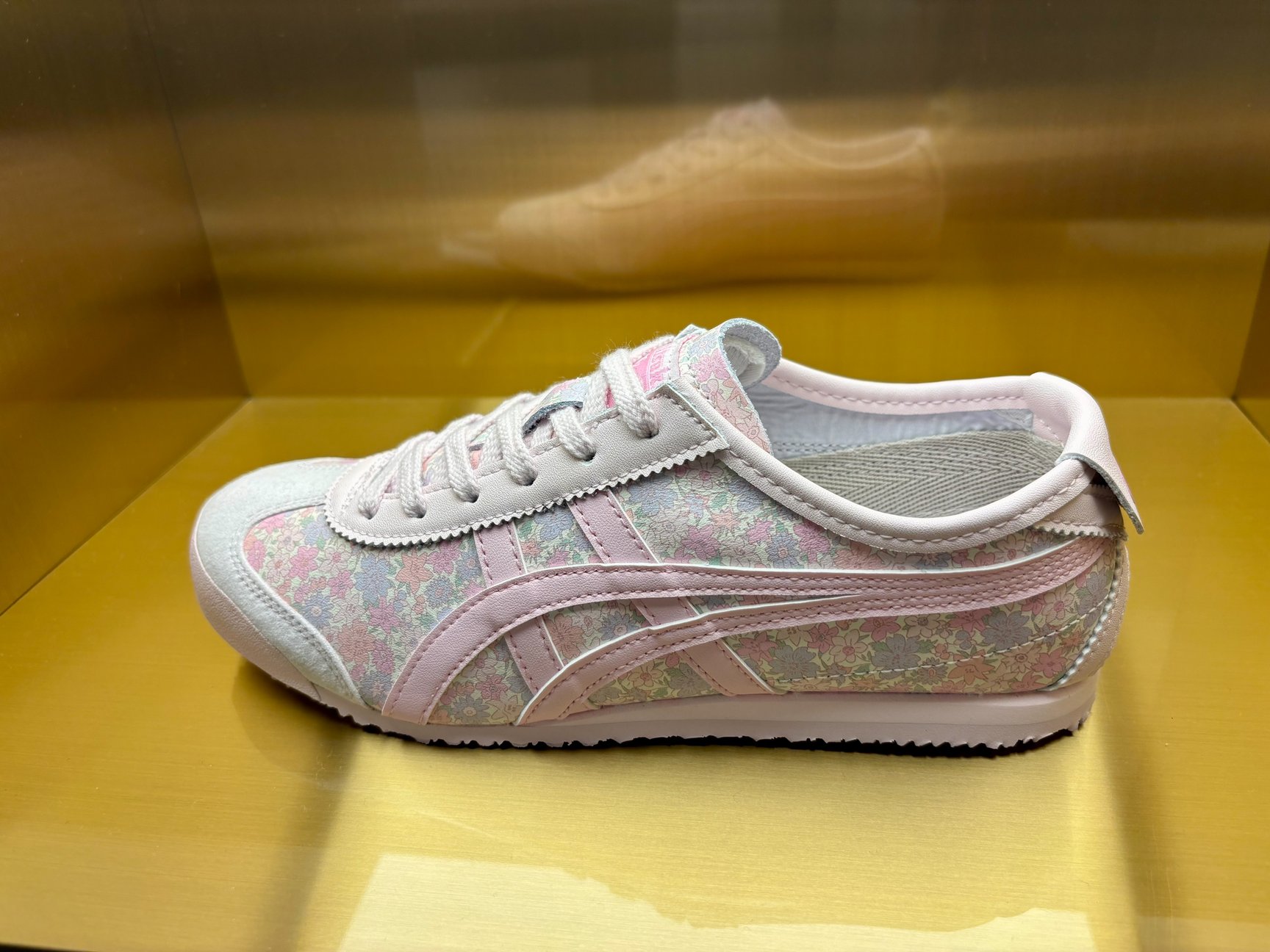 Onitsuka Tiger 新宿の内観画像