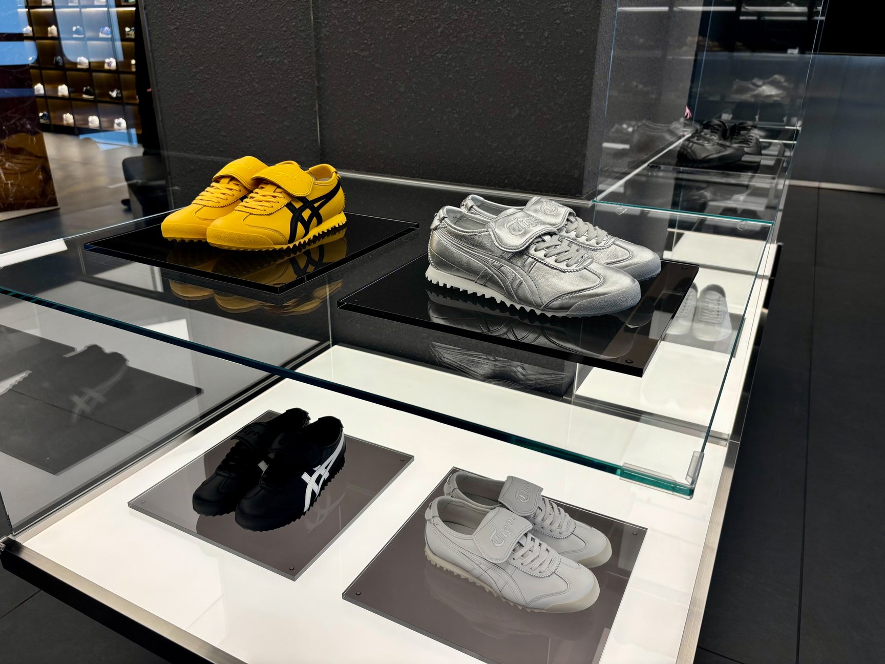 Onitsuka Tiger 新宿の内観画像