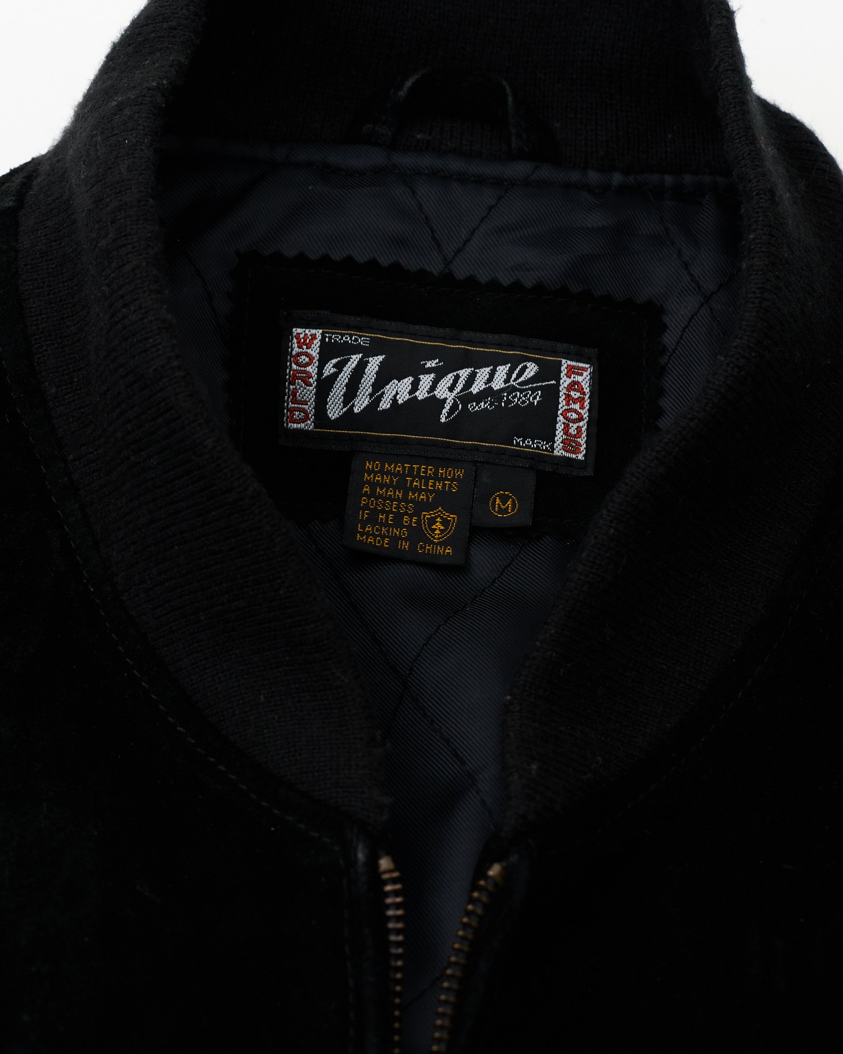 黒字に白文字の Unique タグ
