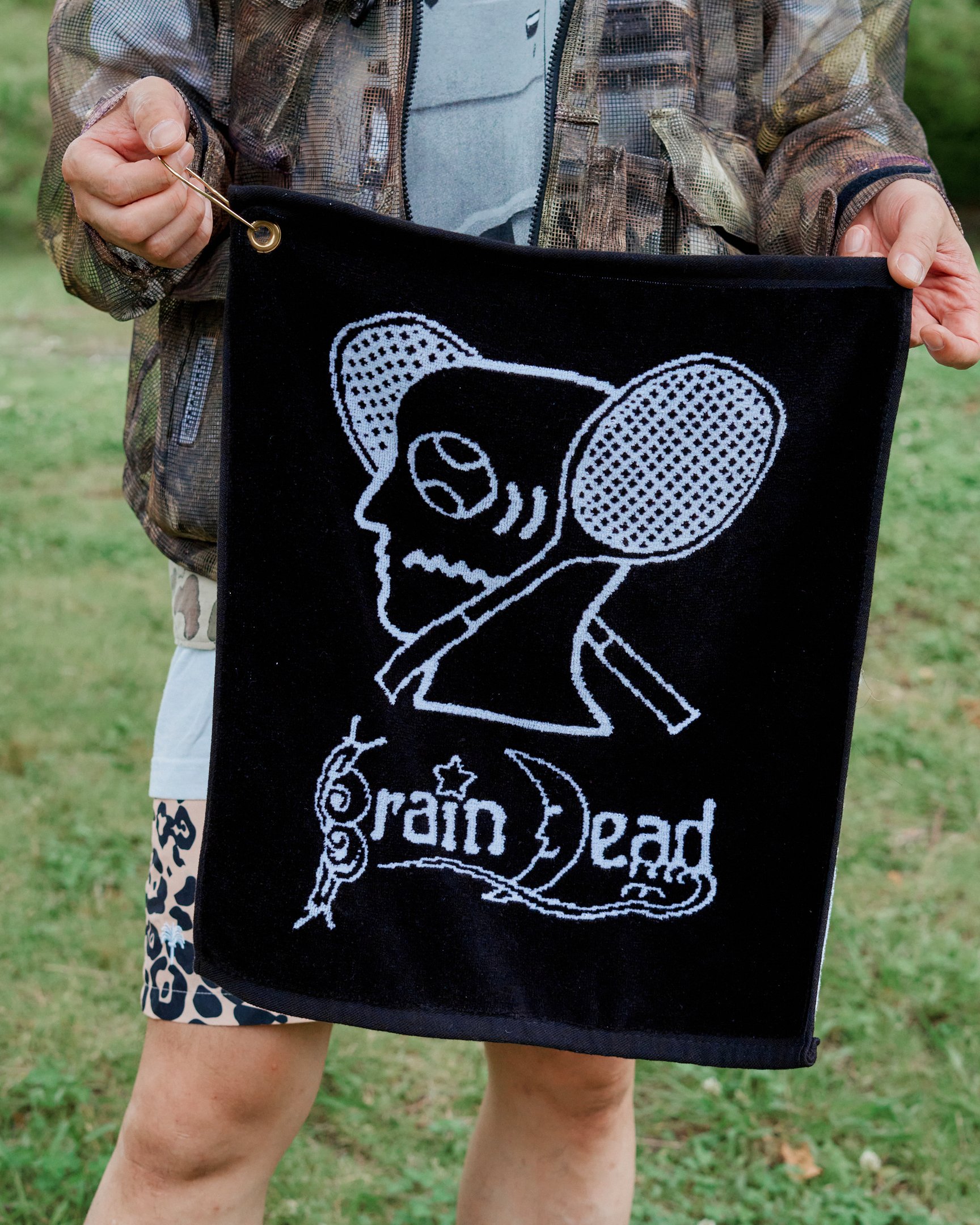 「ブレインデッド(Brain Dead)」のカラビナ付きタオル
