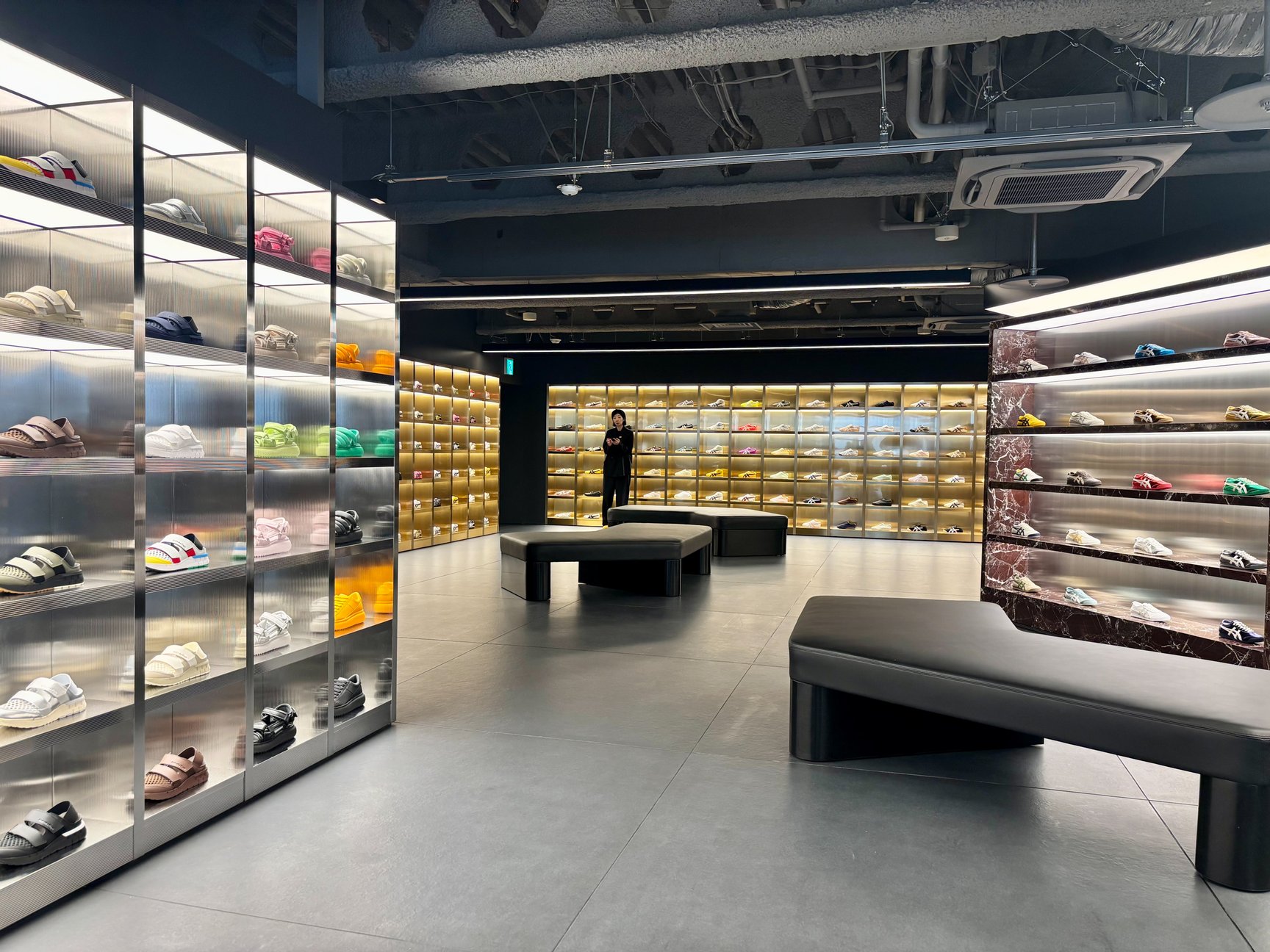 Onitsuka Tiger 新宿の内観画像
