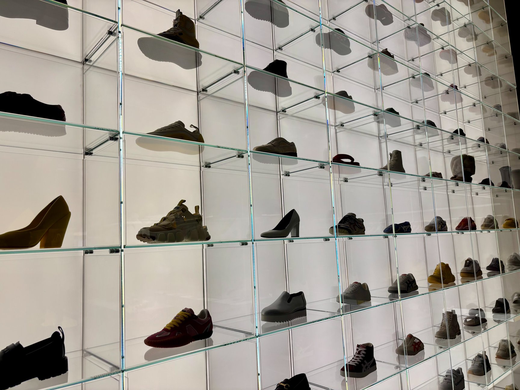 Onitsuka Tiger 新宿の外観や内観画像