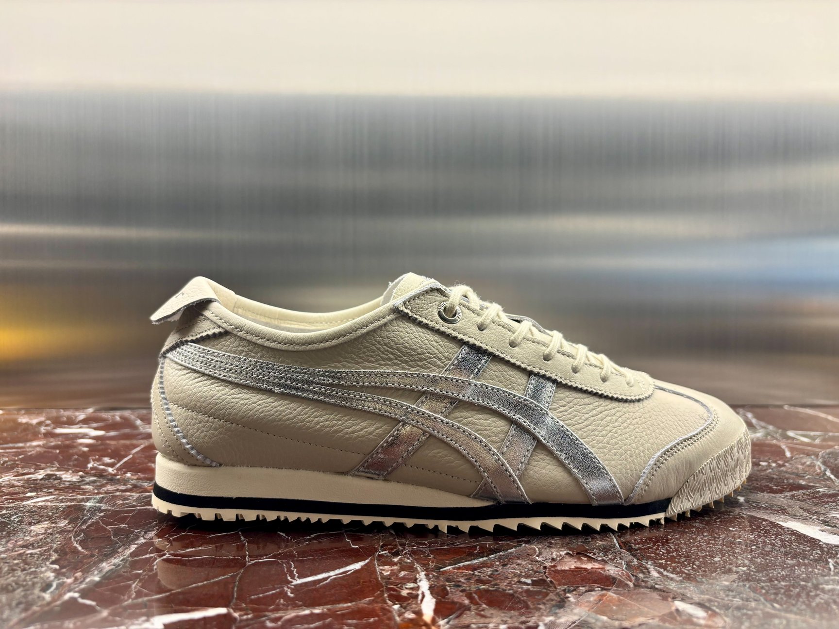 Onitsuka Tiger 新宿の内観画像