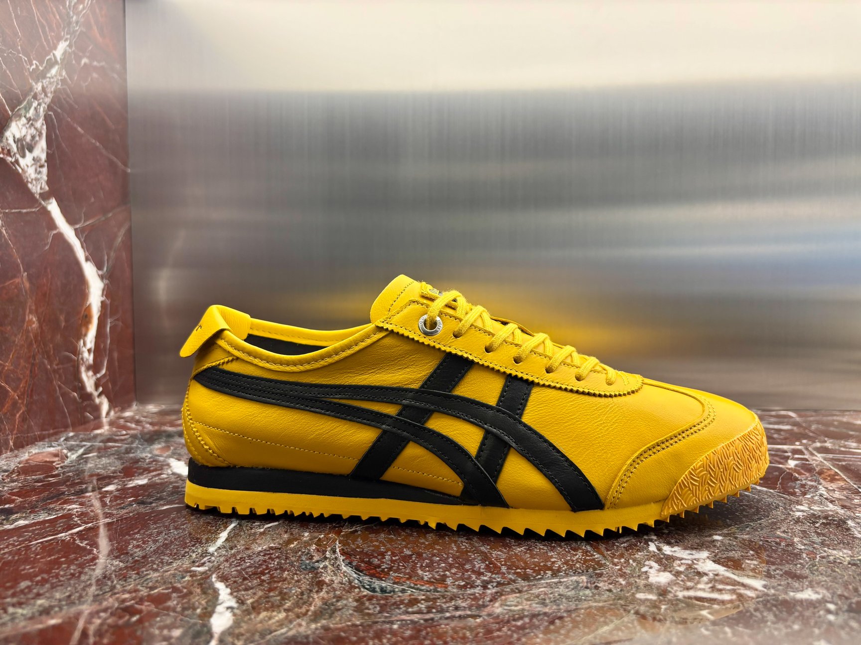 Onitsuka Tiger 新宿の内観画像