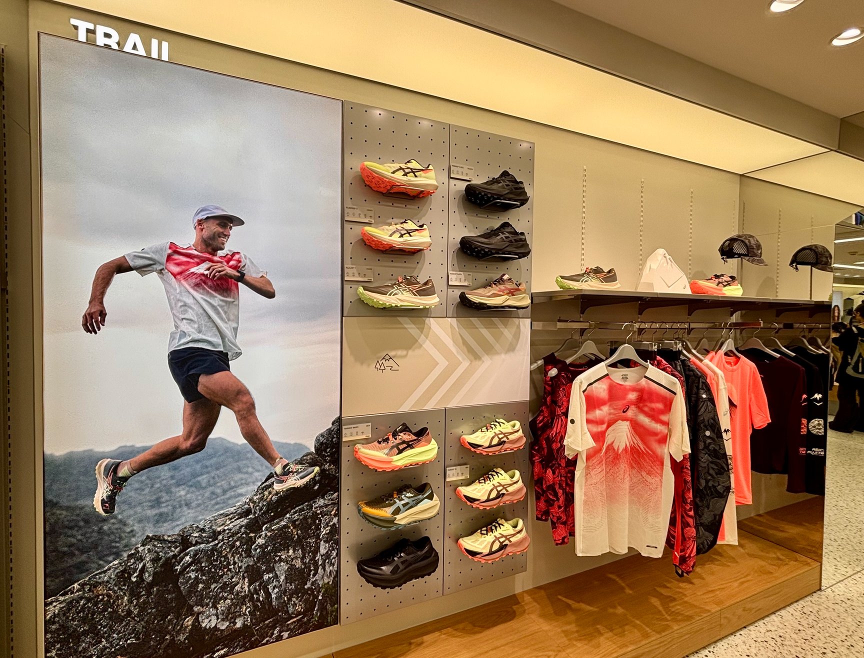 ��ASICS FLAGSHIP SHINJUKU���ε��n���Q