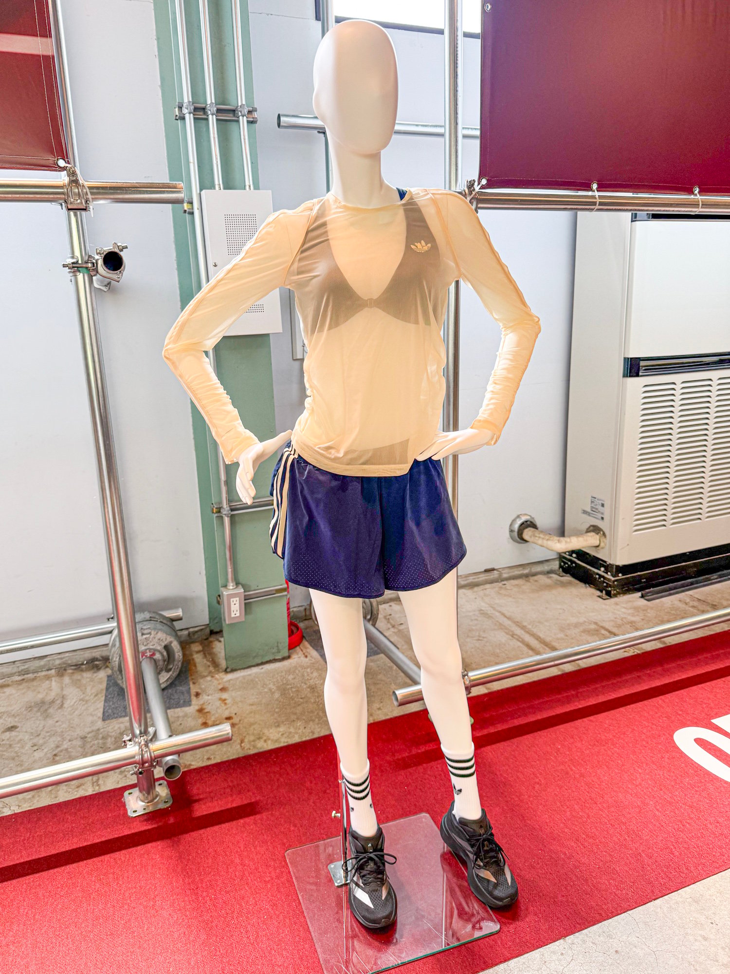 トレーニングウェアを着たマネキン