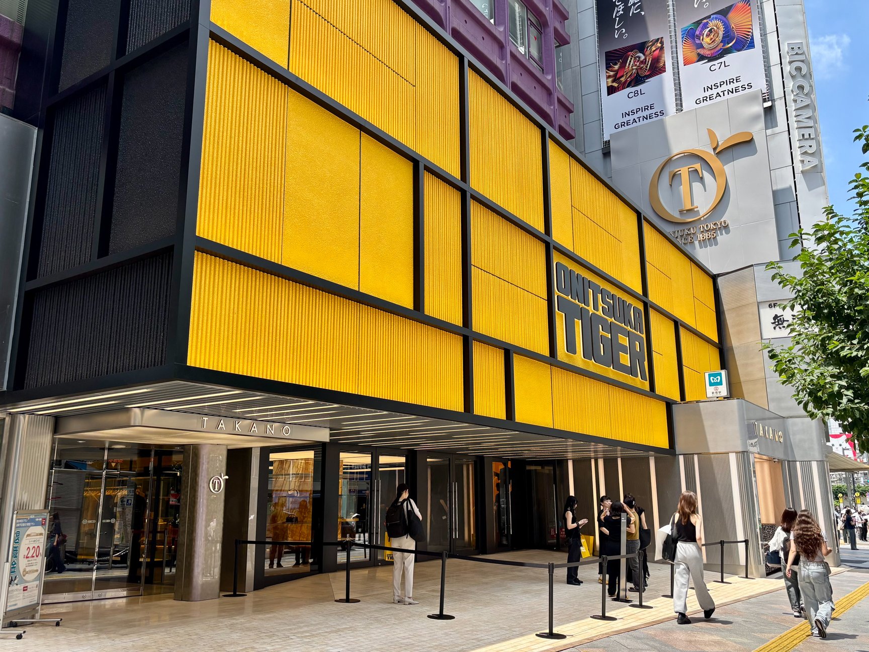 Onitsuka Tiger 新宿の外観や内観画像