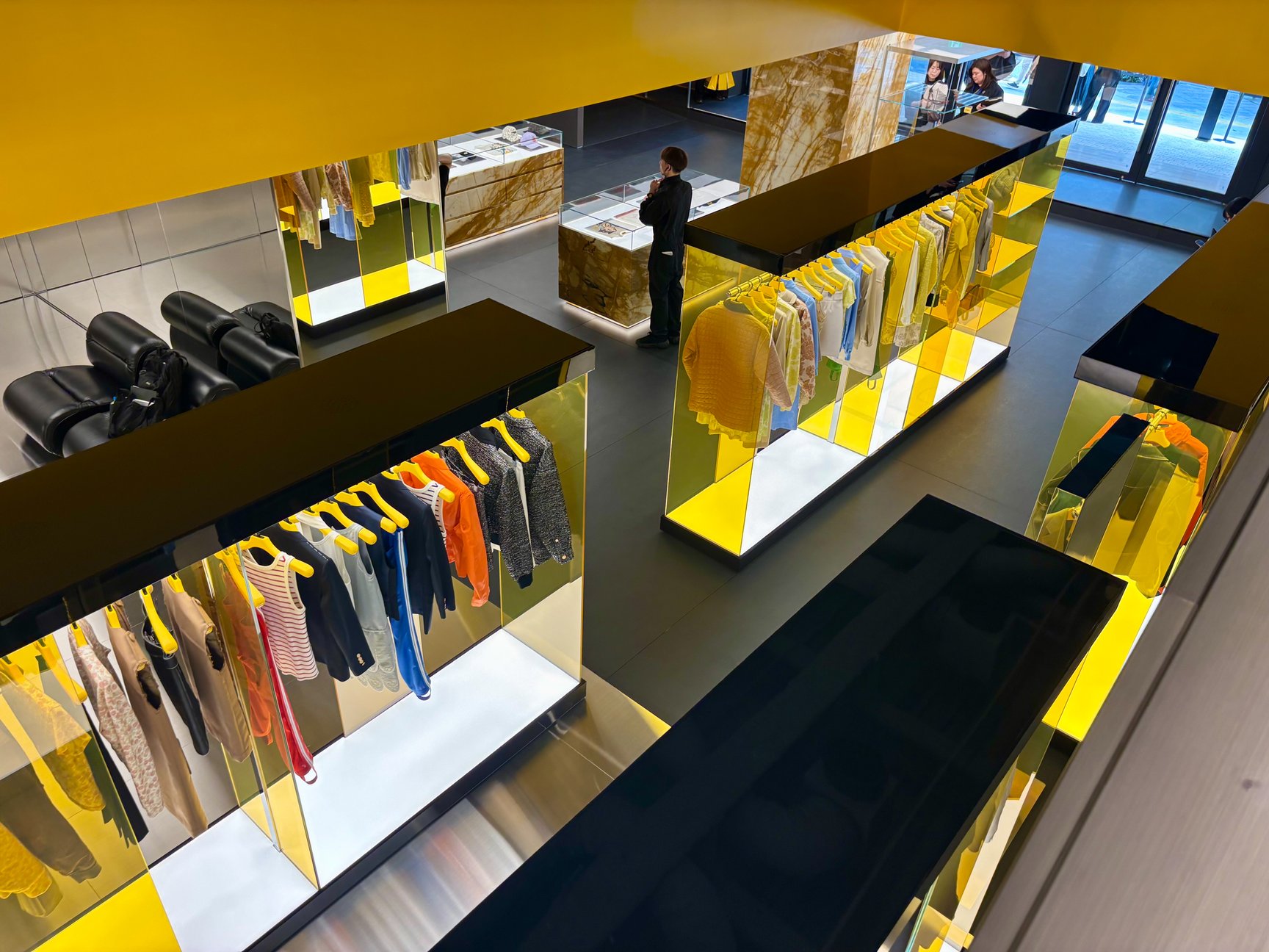 Onitsuka Tiger 新宿の外観や内観画像