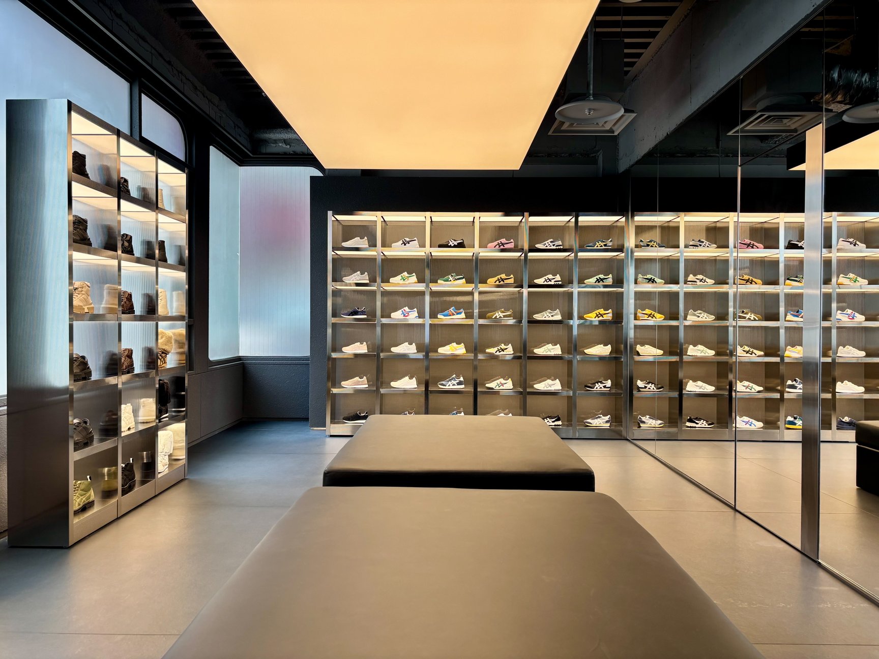 Onitsuka Tiger 新宿の内観画像