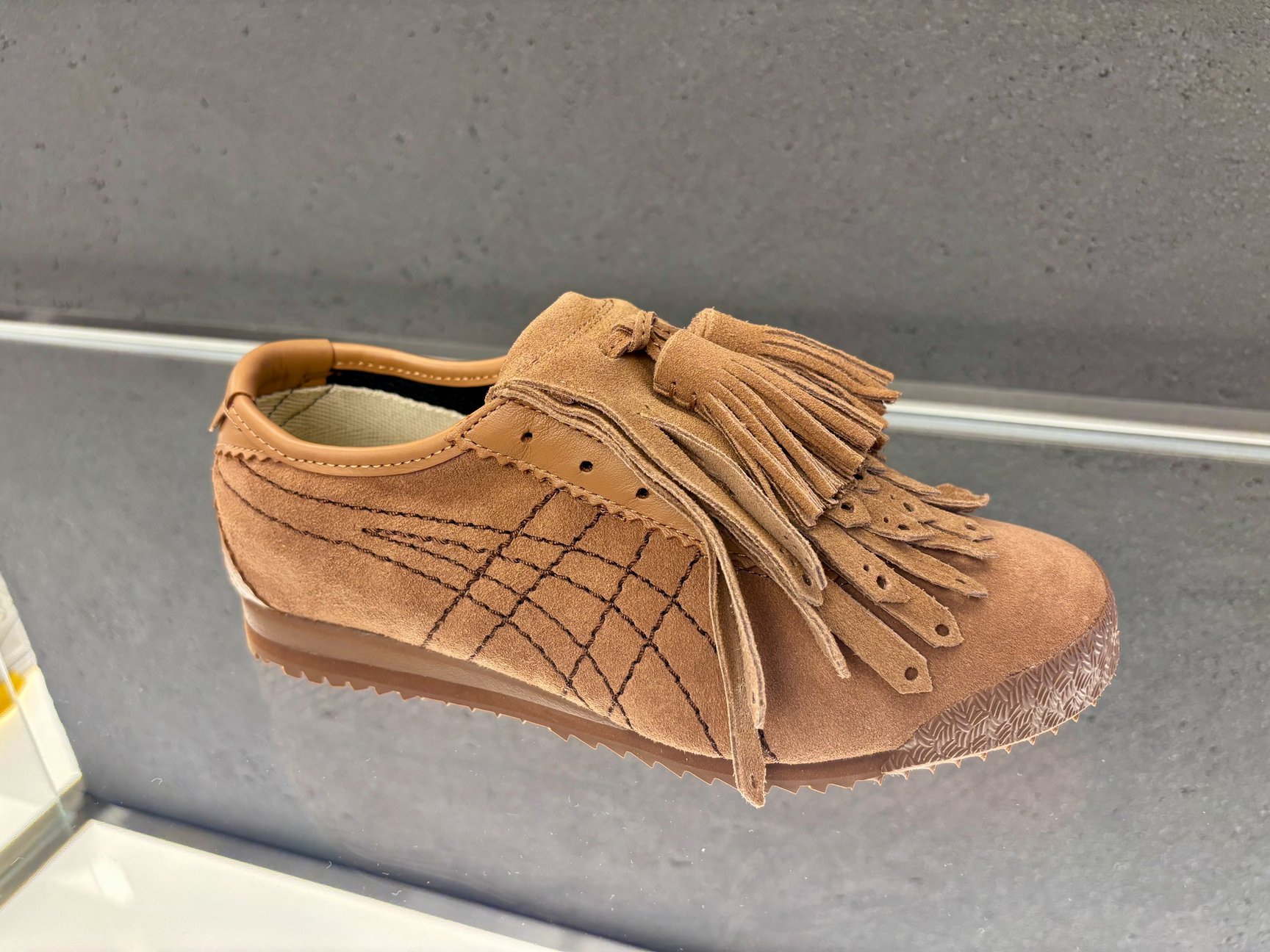 Onitsuka Tiger 新宿の内観画像