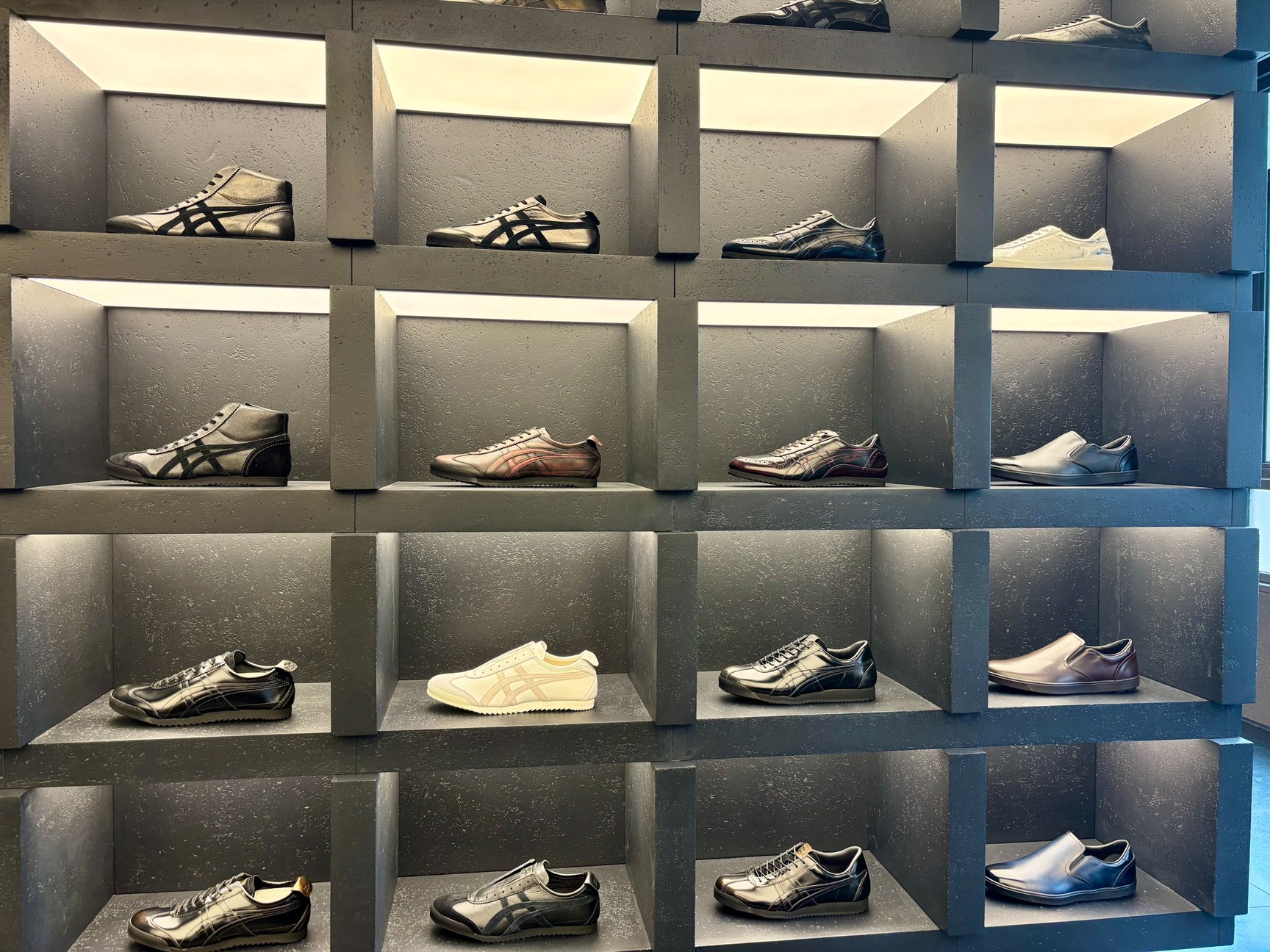 Onitsuka Tiger 新宿の内観画像