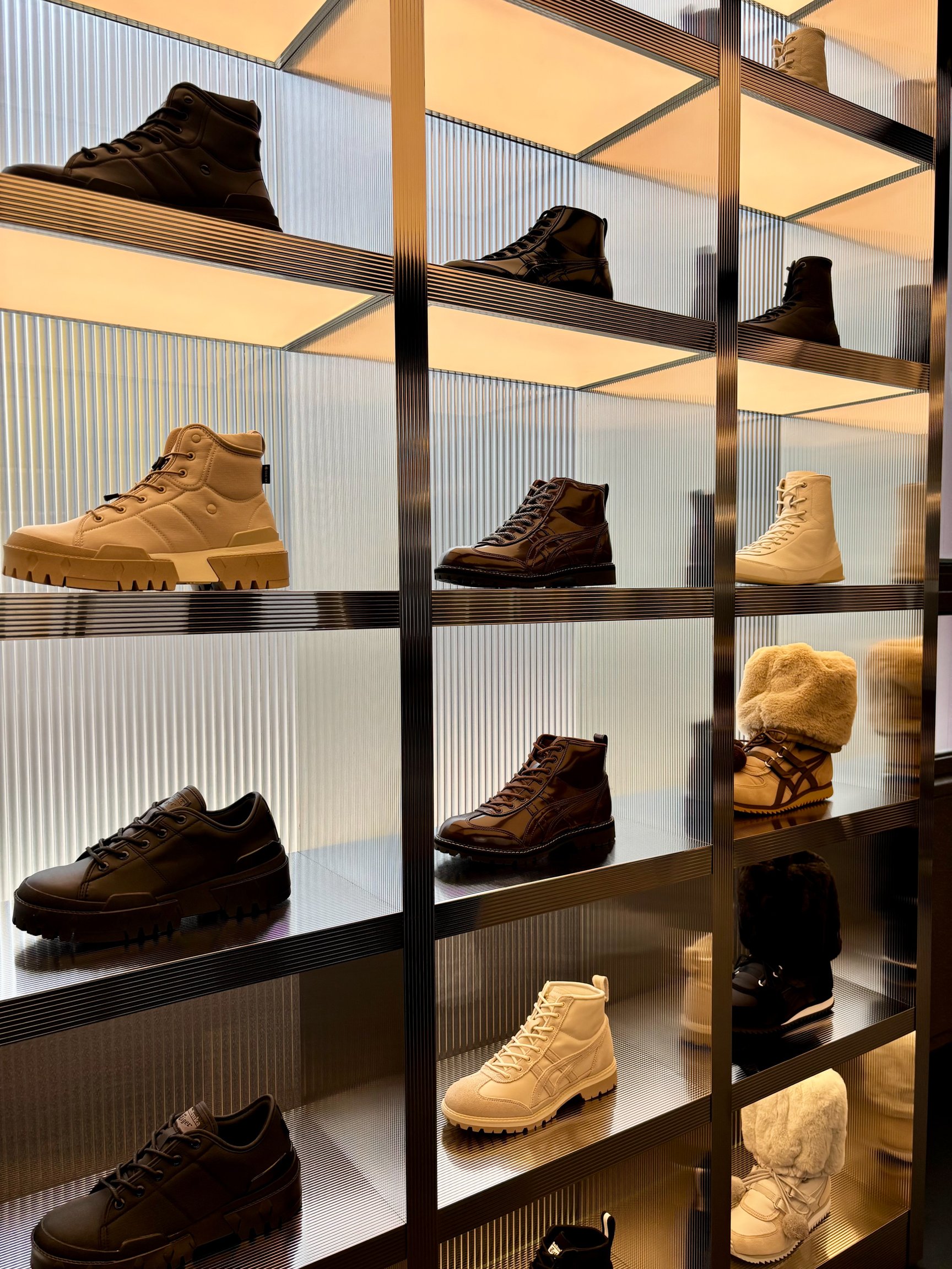 Onitsuka Tiger 新宿の内観画像
