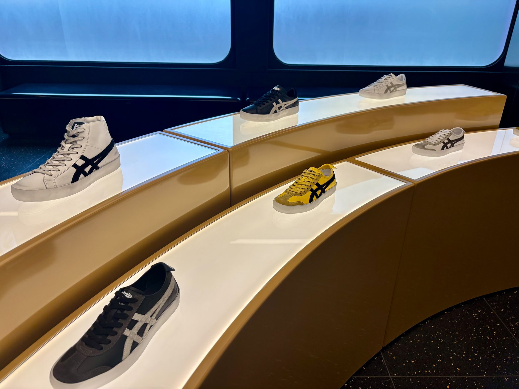 Onitsuka Tiger 新宿の内観画像