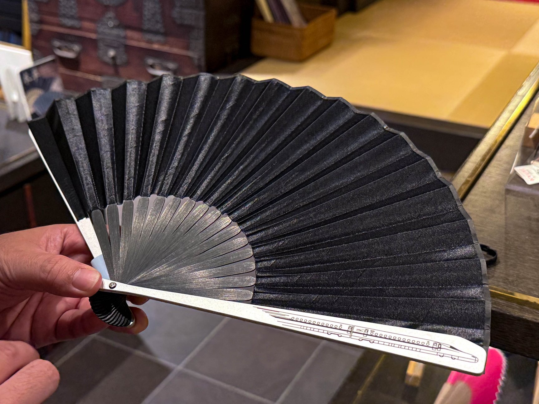 東海道新幹線 再生アルミ扇子（1万2100円）