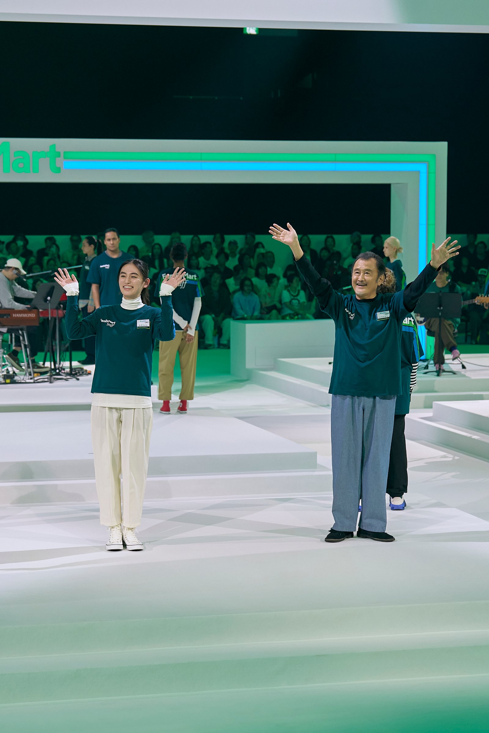 ショーに登場した吉田鋼太郎と八木莉可