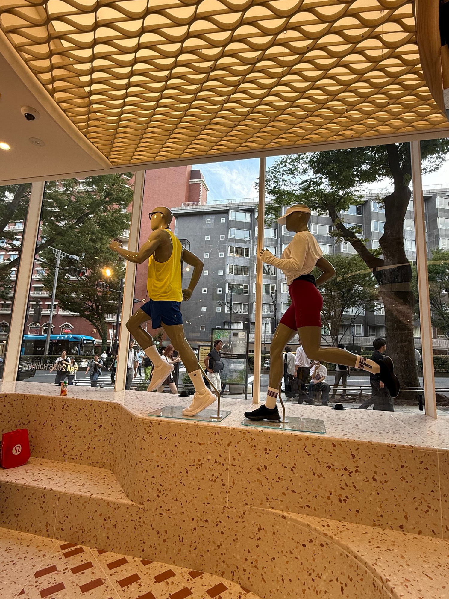 ルルレモンの店内