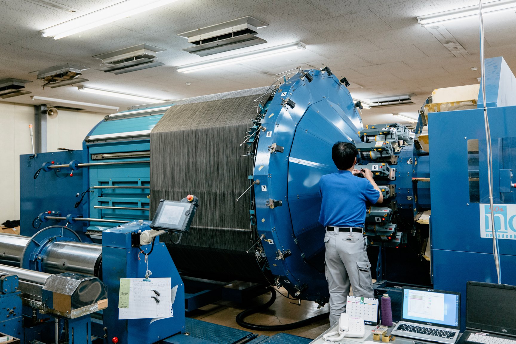 中伝毛織の巨大な見本整経機
