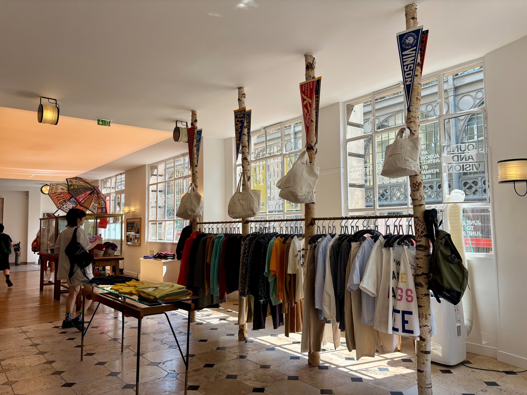 ワーズ、サウンズ、カラーズ&シェイプスの店舗画像