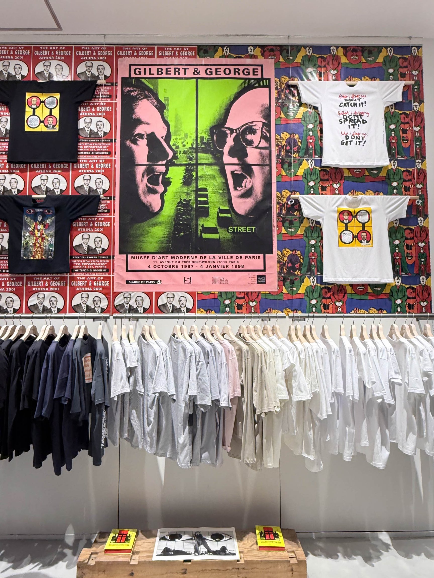「アーティストTシャツ」の展示スペース