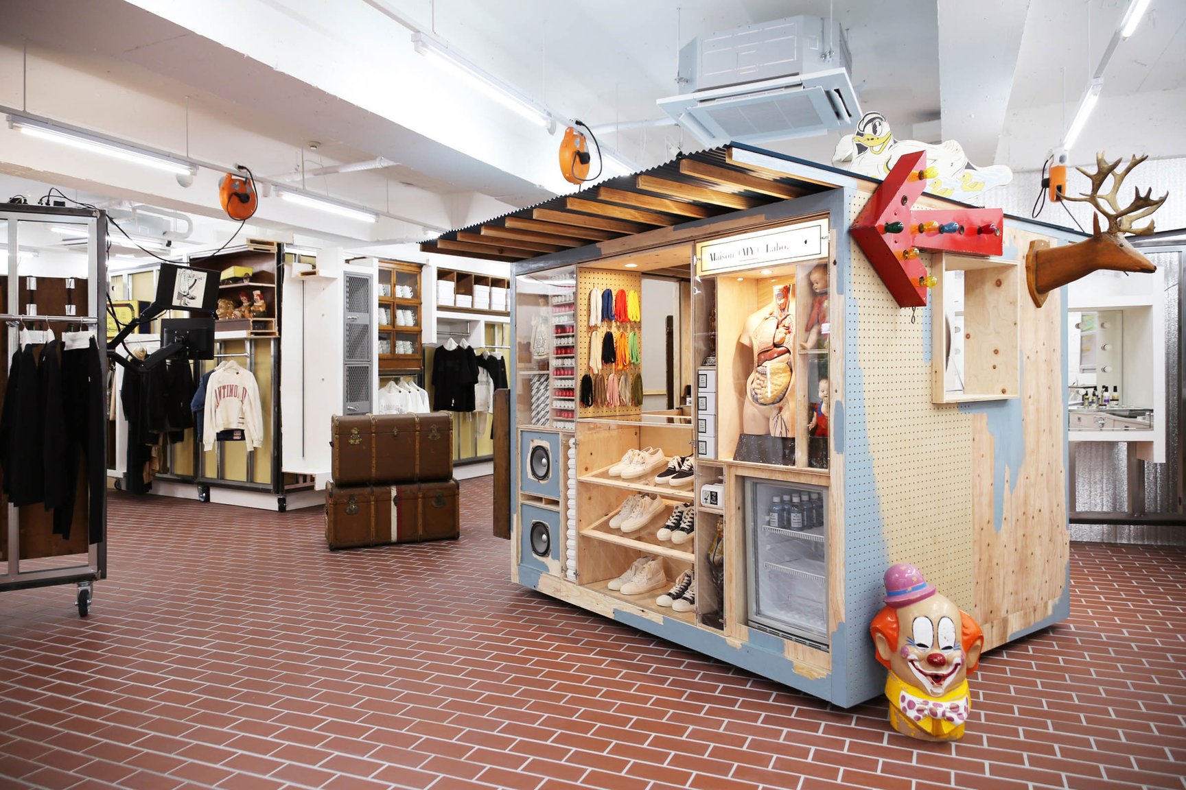 ミハラヤスヒロラボ　店内写真