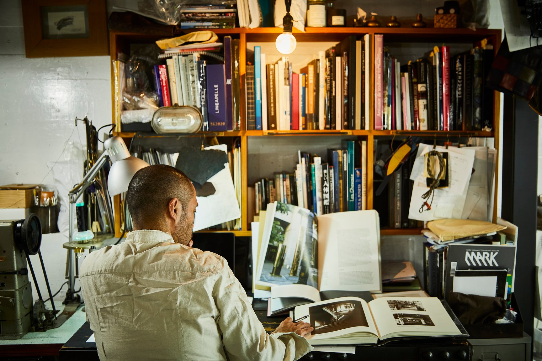 デザインを考える岩永デザイナー