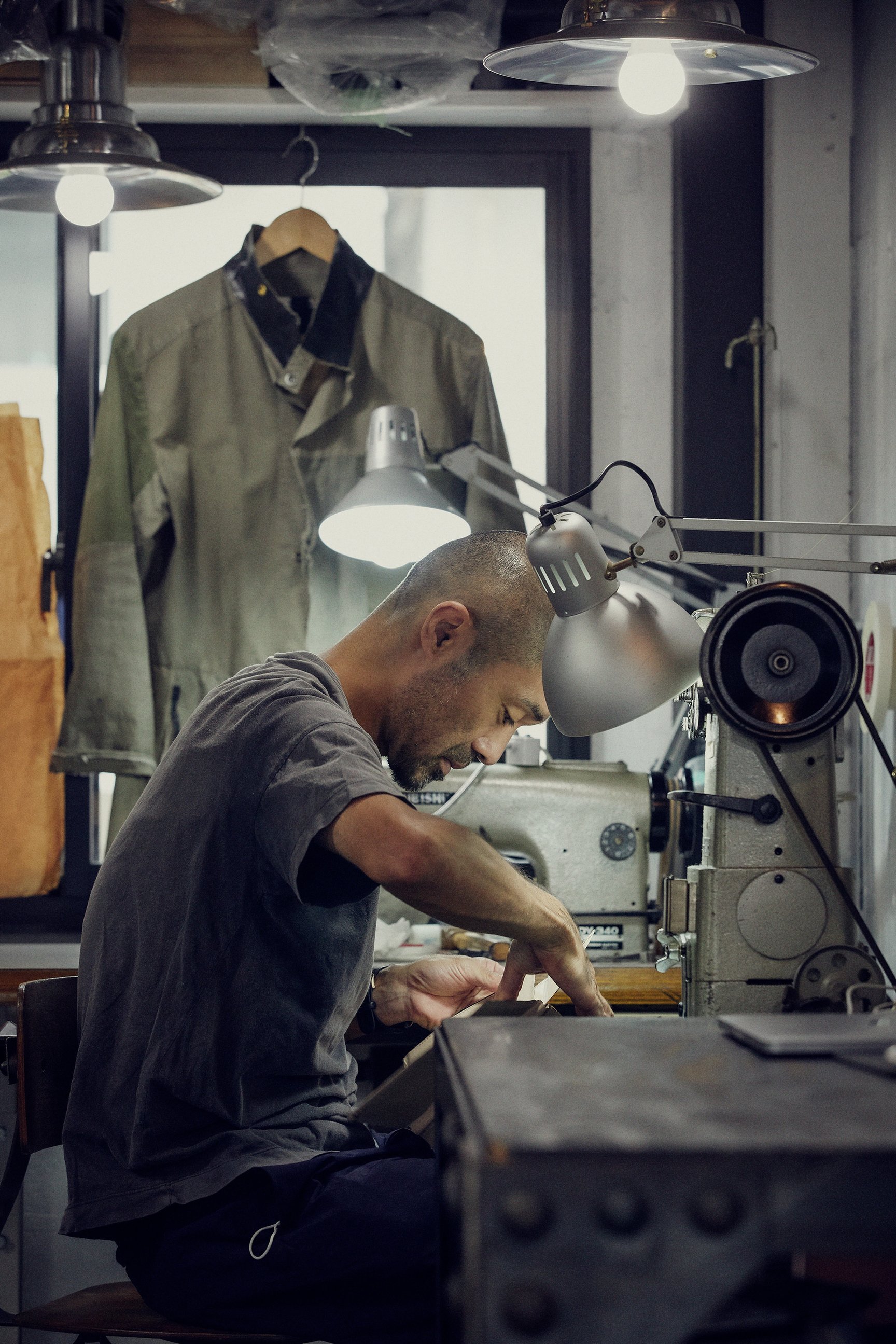 手作業でバッグを製作する岩永デザインを考える岩永デザイナー