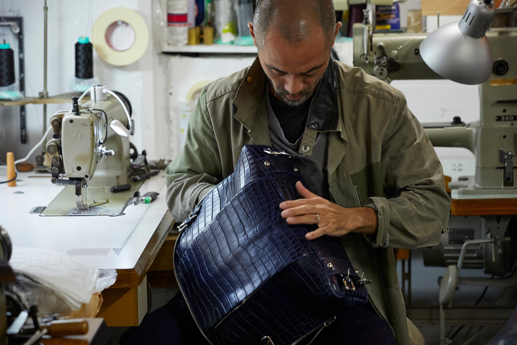 仕上がりを確認する岩永デザイナー