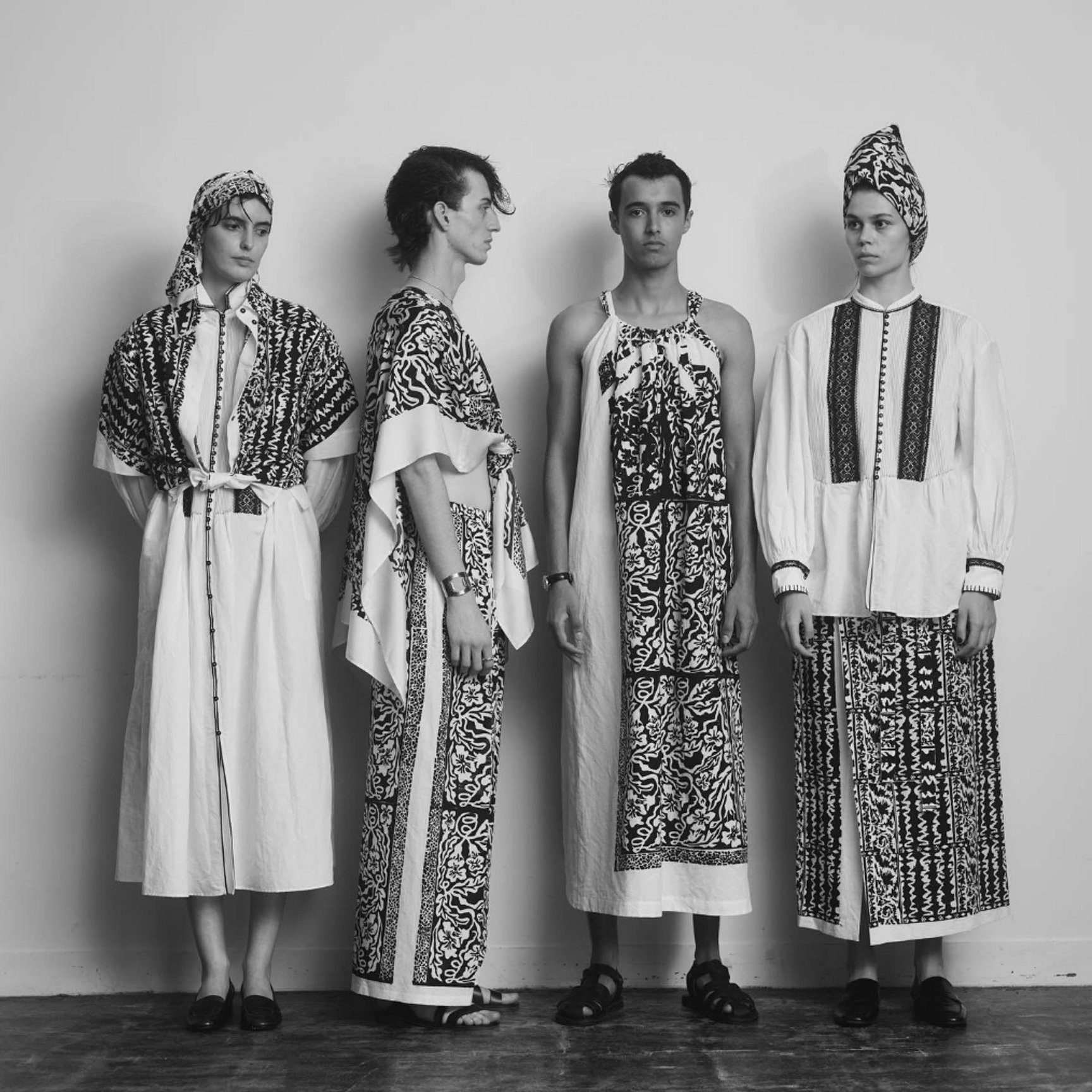 民族衣装のようなアイテムを纏う女性3人