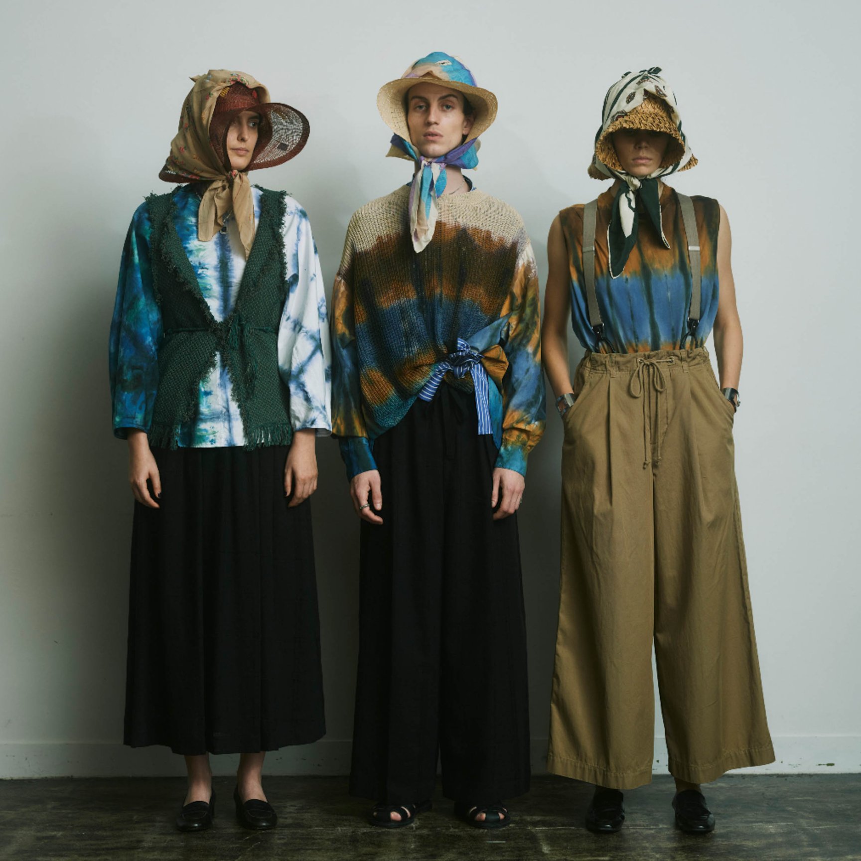 民族衣装のようなアイテムを纏う女性3人