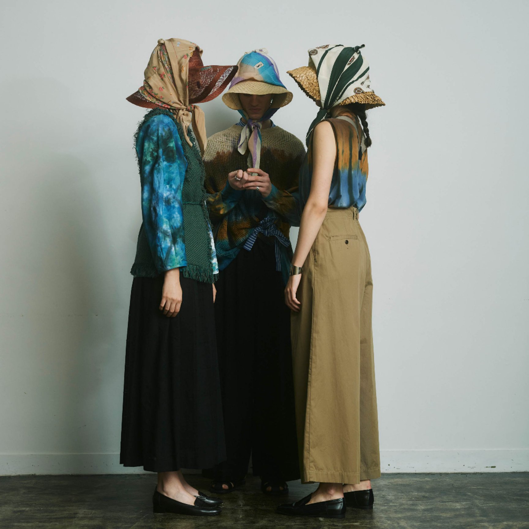 民族衣装のようなアイテムを纏う女性3人