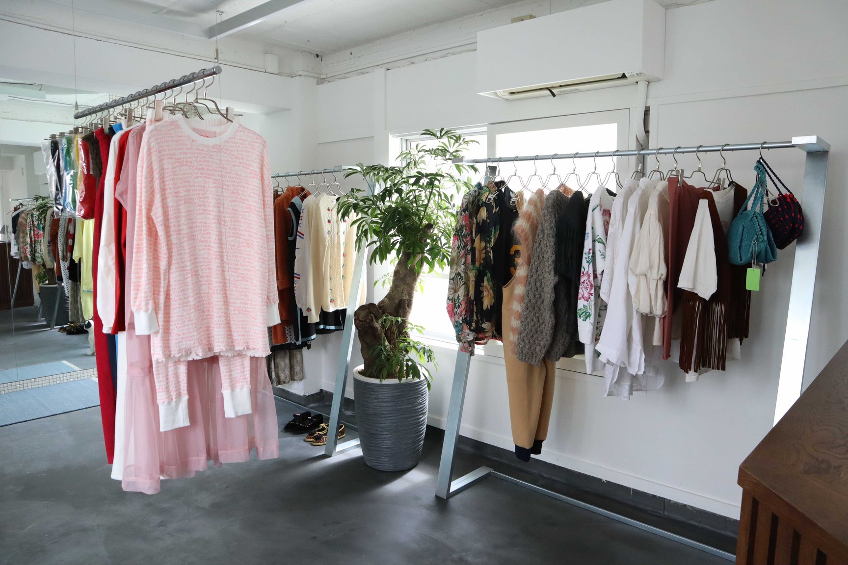 洋服が並んだラック