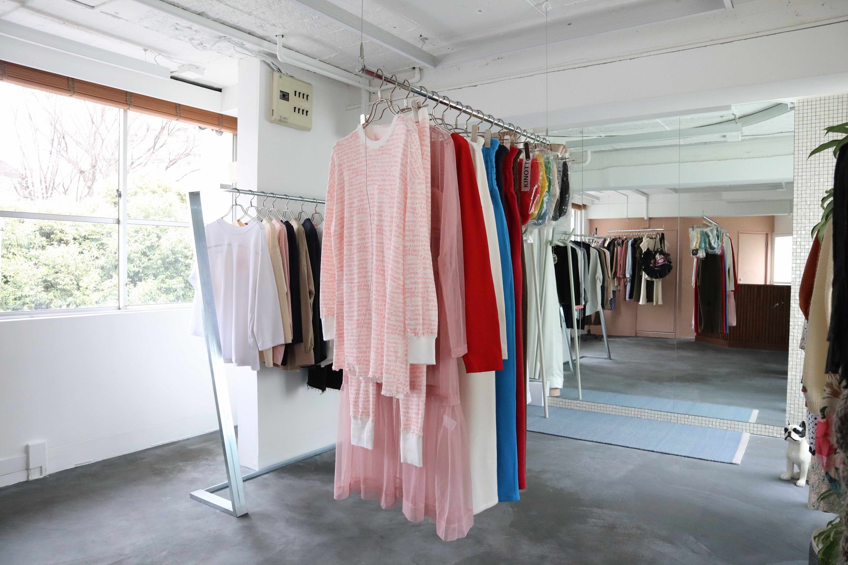 洋服が並んだラック