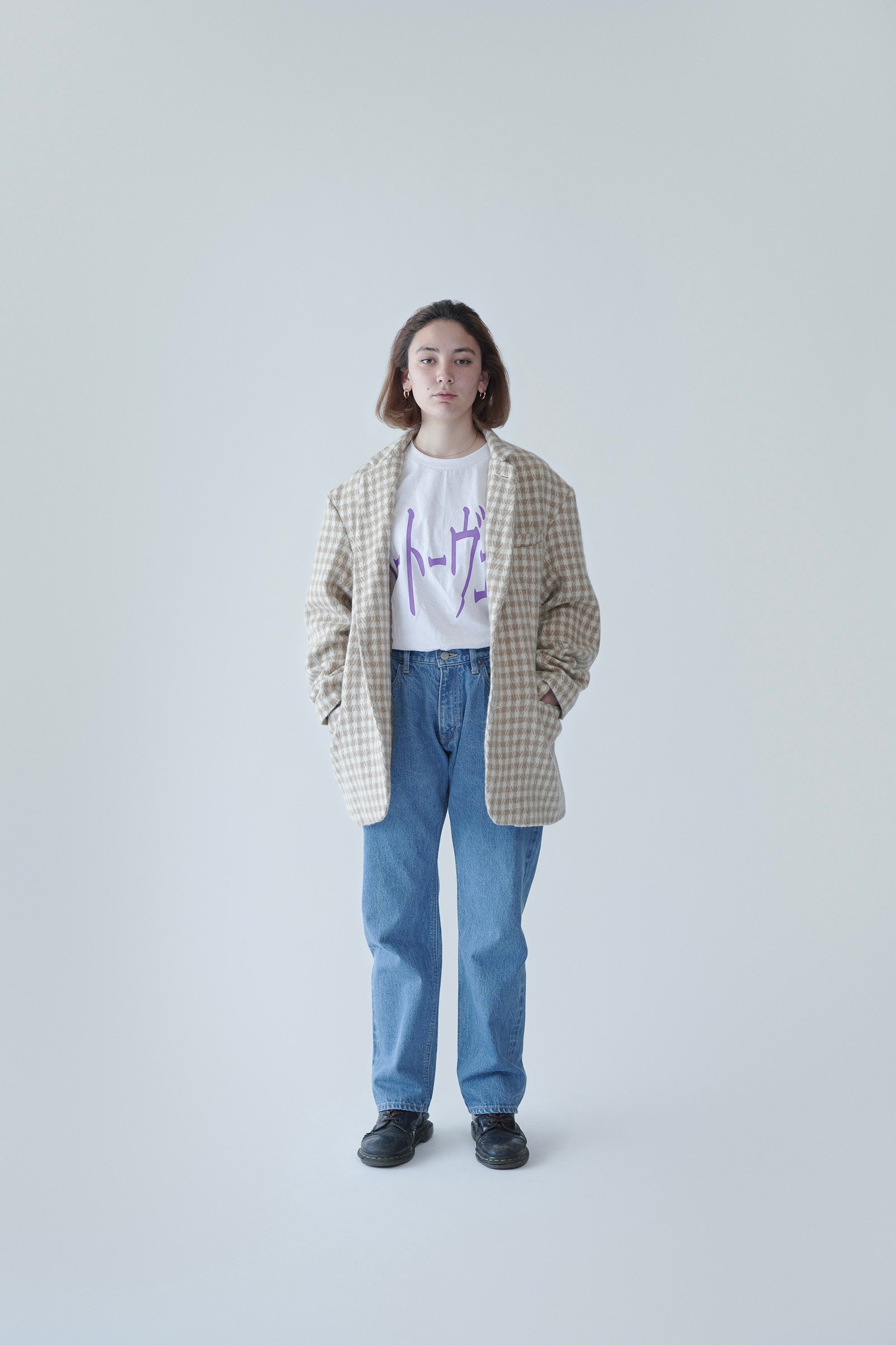 ジャケットにデニムを合わせた女性モデル