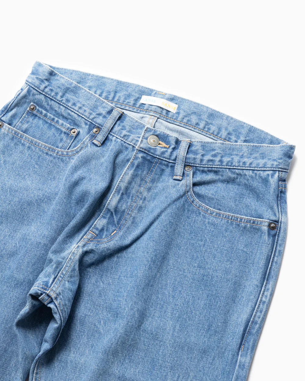 ライトブルーのジーンズ