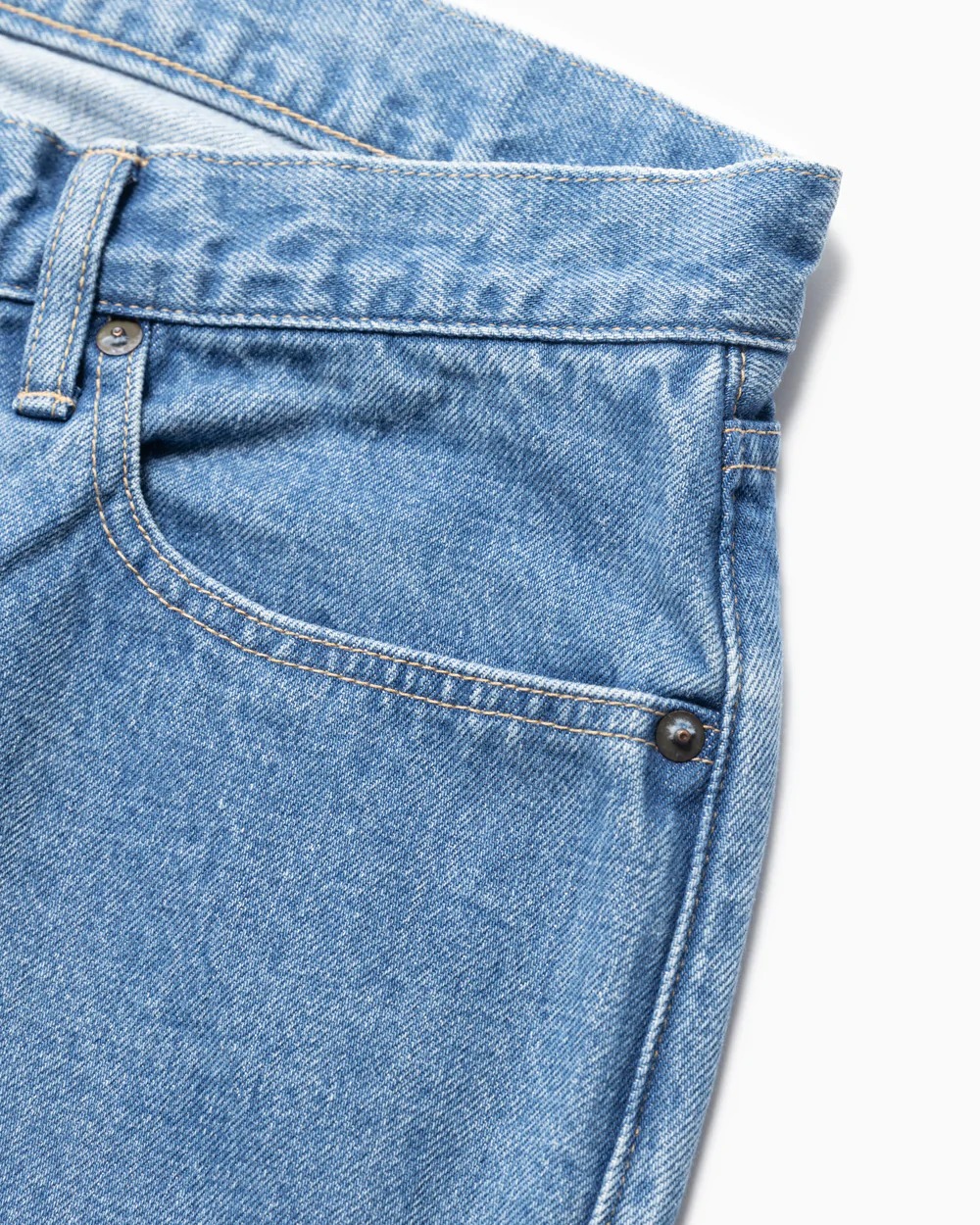 ライトブルーのジーンズ