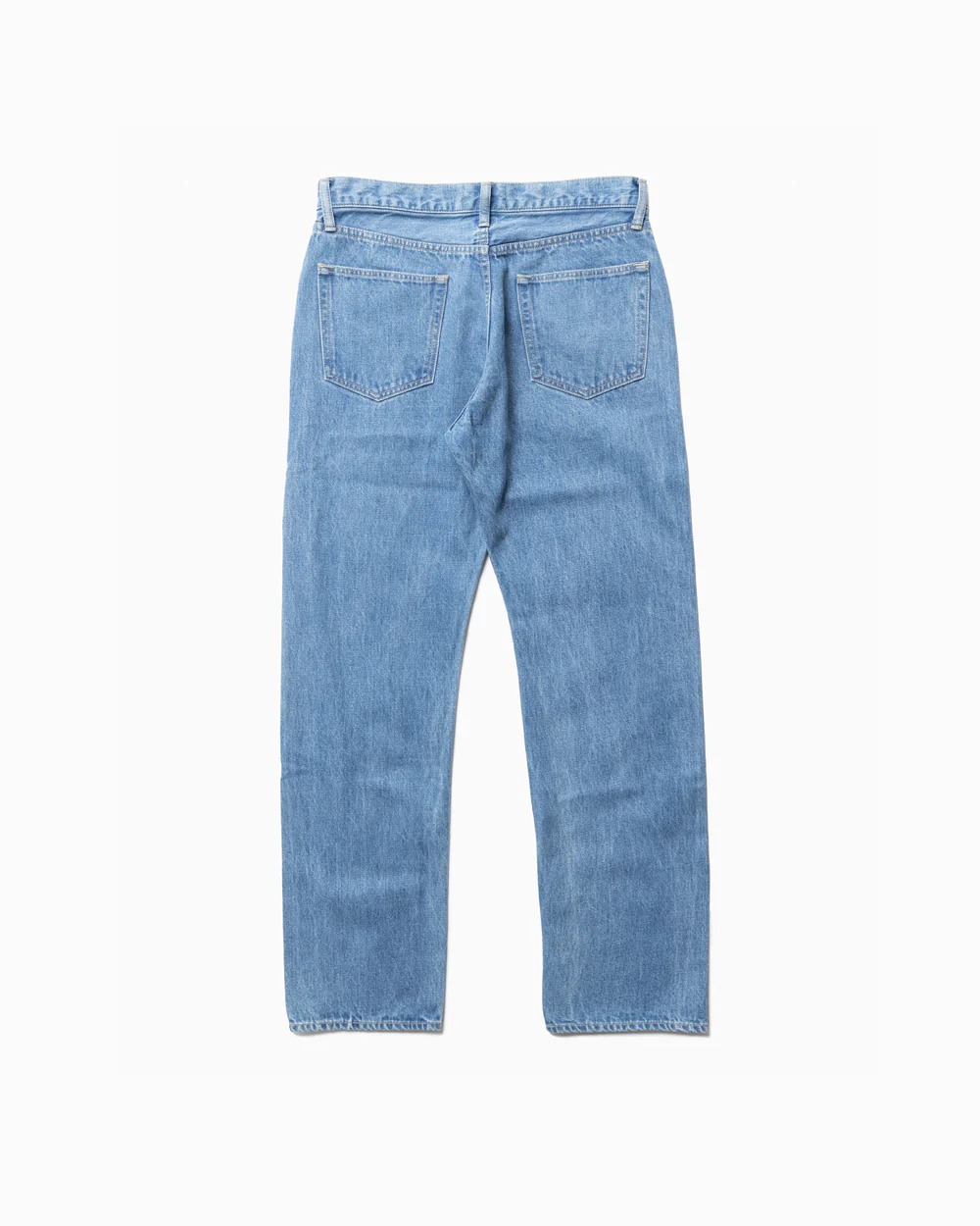 ライトブルーのジーンズ