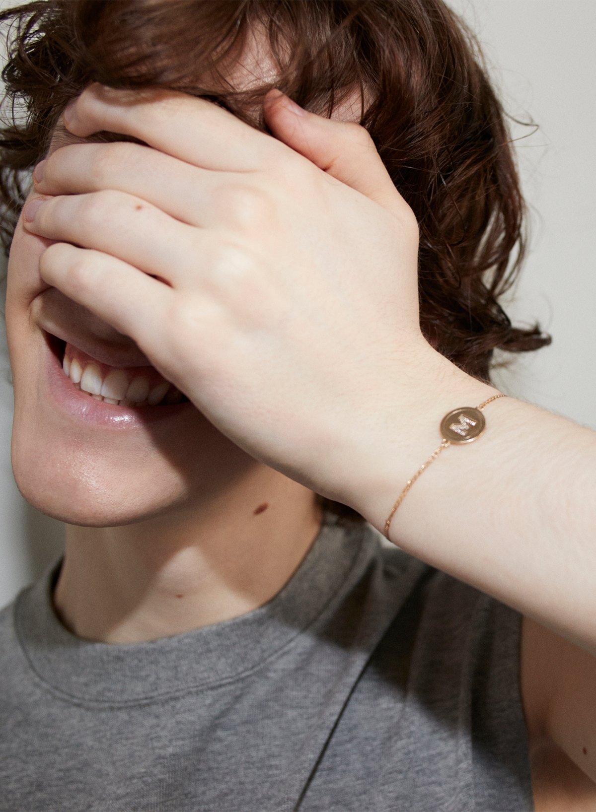 ブレスレットを付けた男性モデル