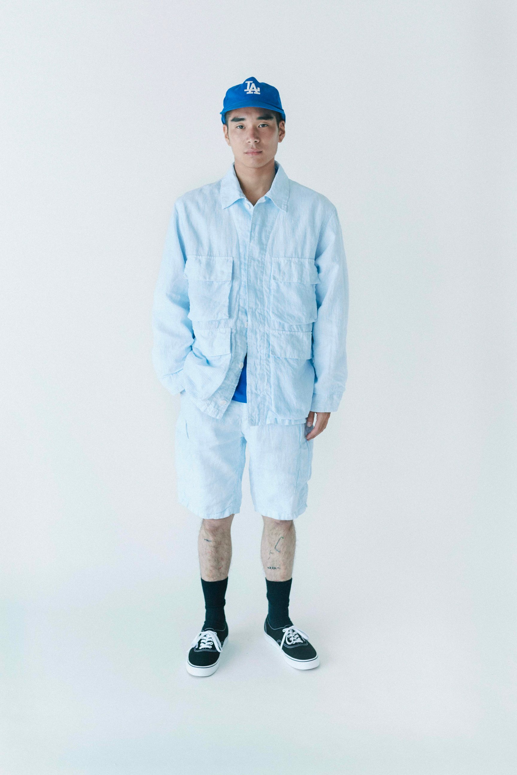 ブルーのセットアップを着用した男性モデル