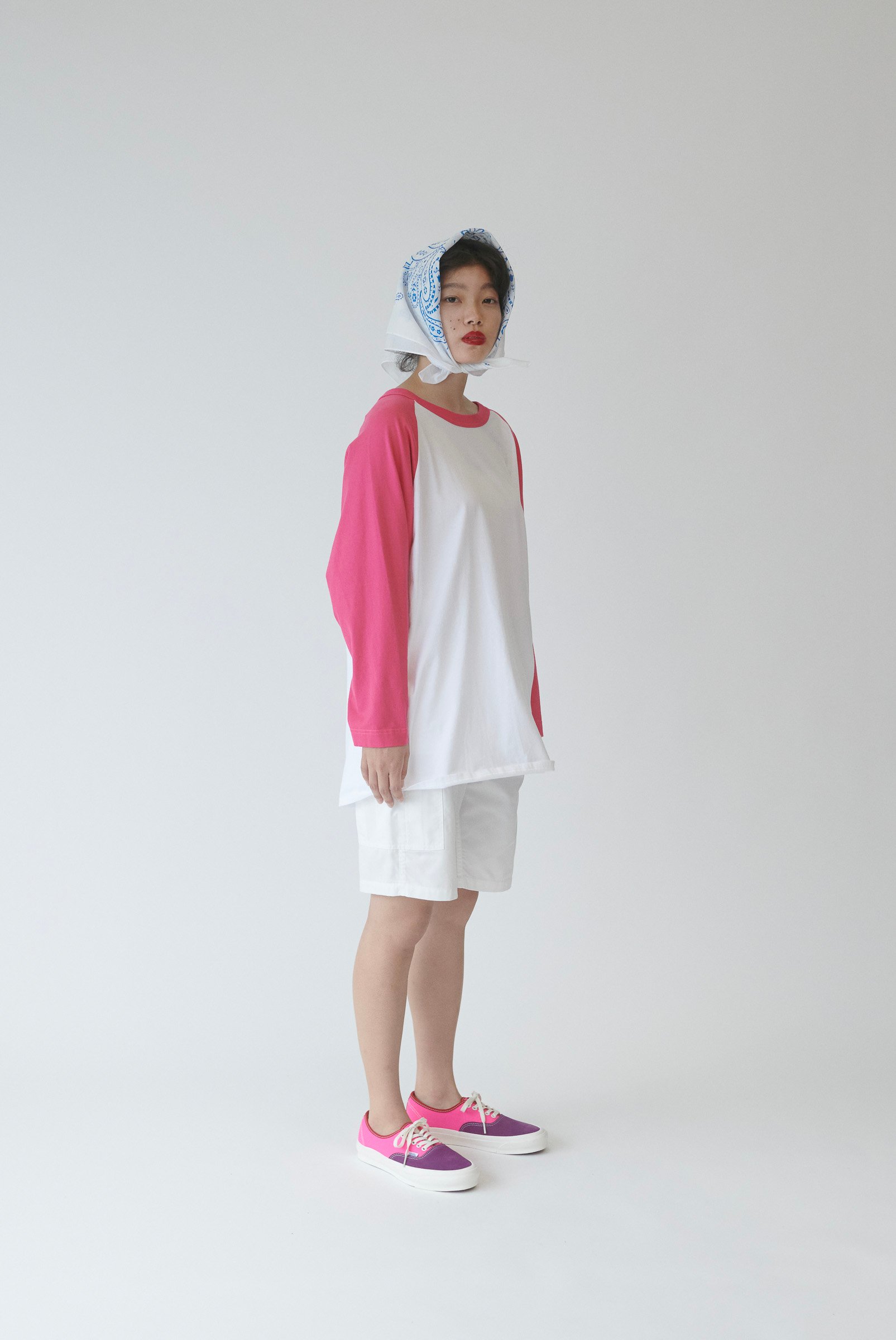 ロンTにハーフパンツを着用した女性モデル