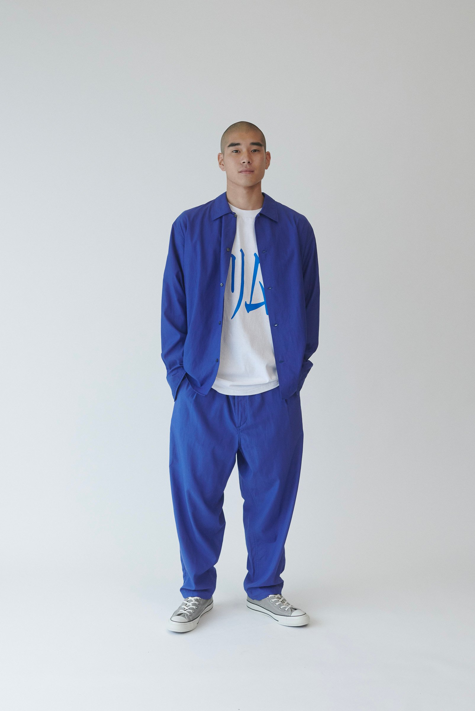 ブルーのセットアップを着用した男性モデル