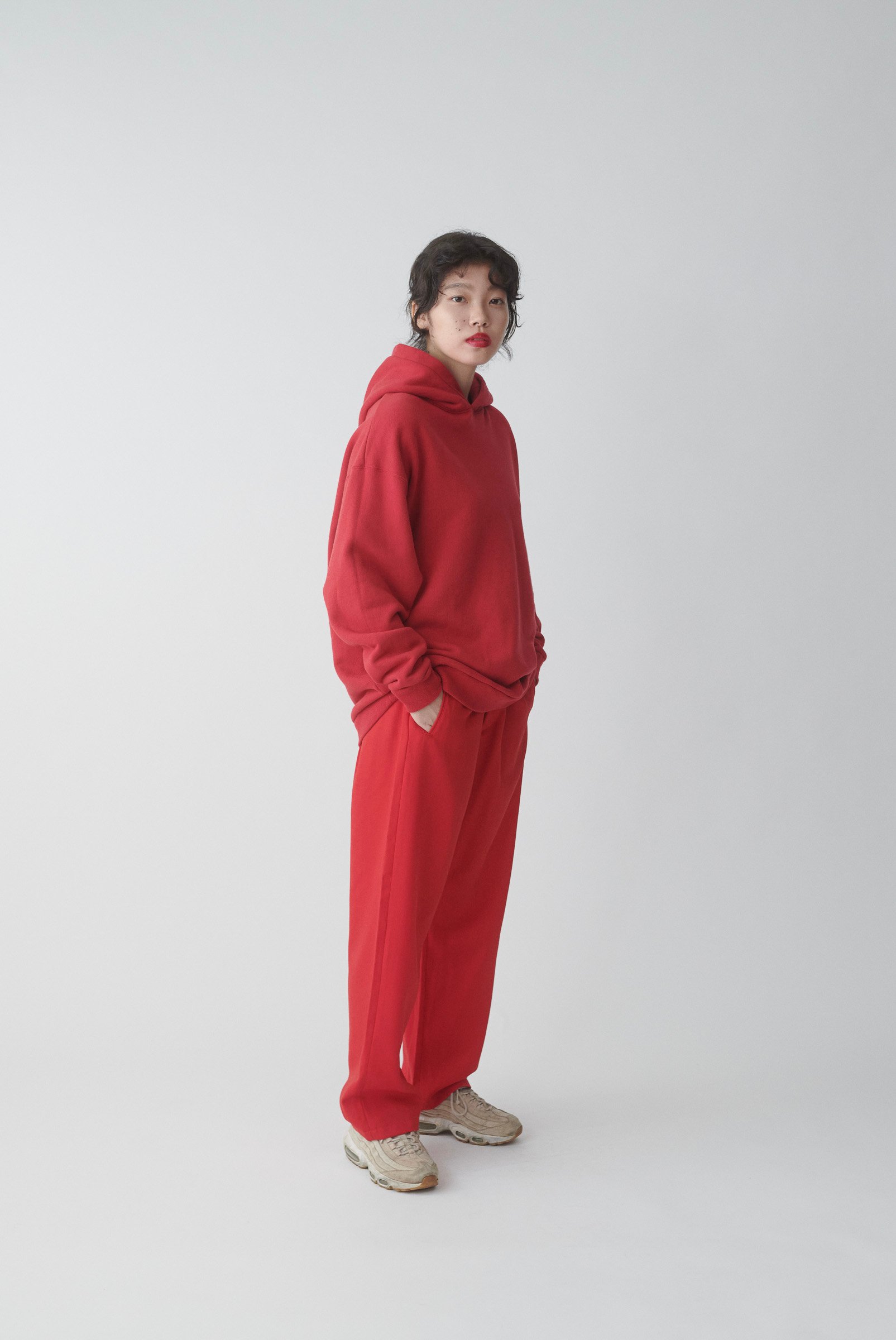 赤いセットアップを着用した女性モデル