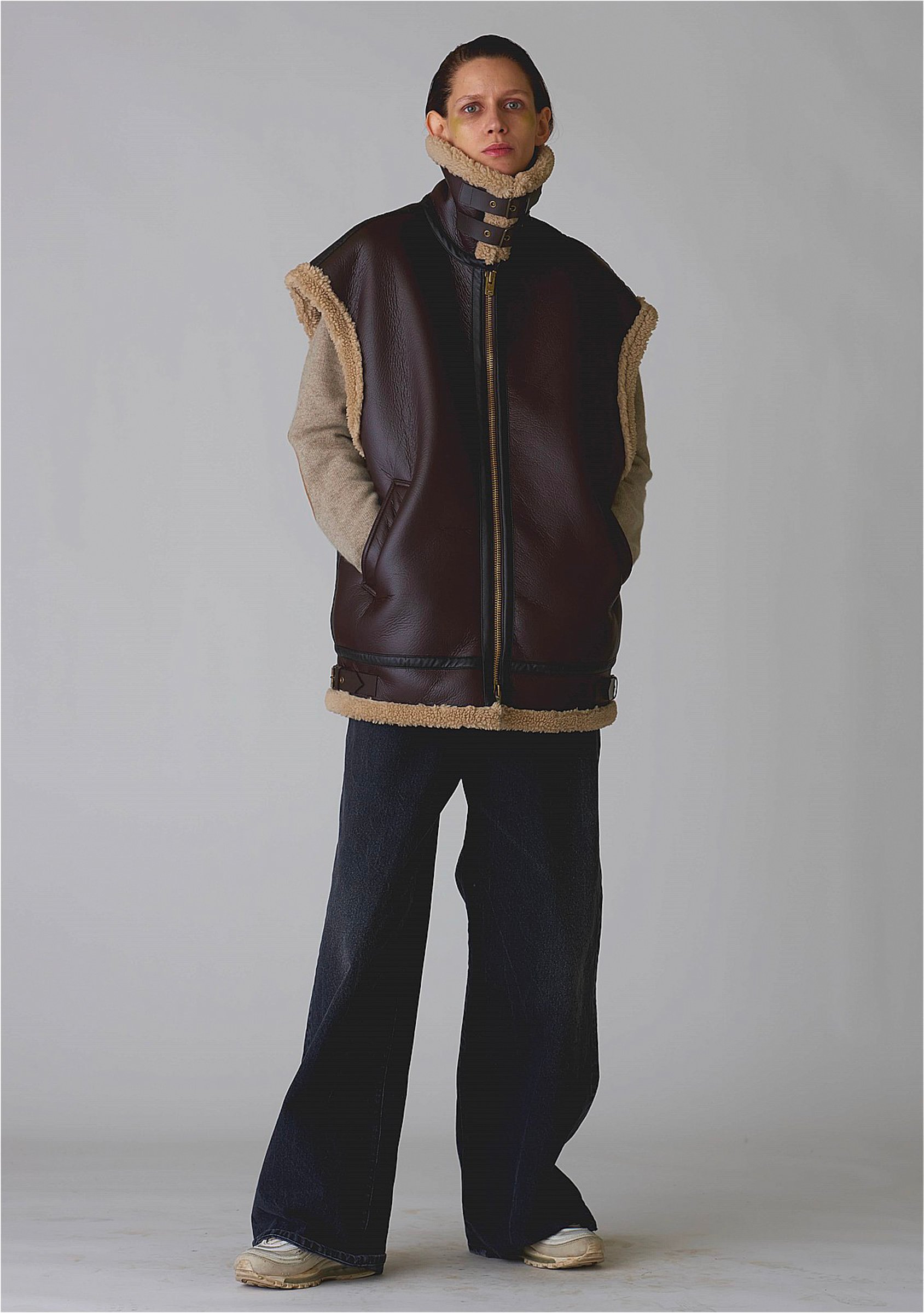 レザーベストを着用した女性モデル