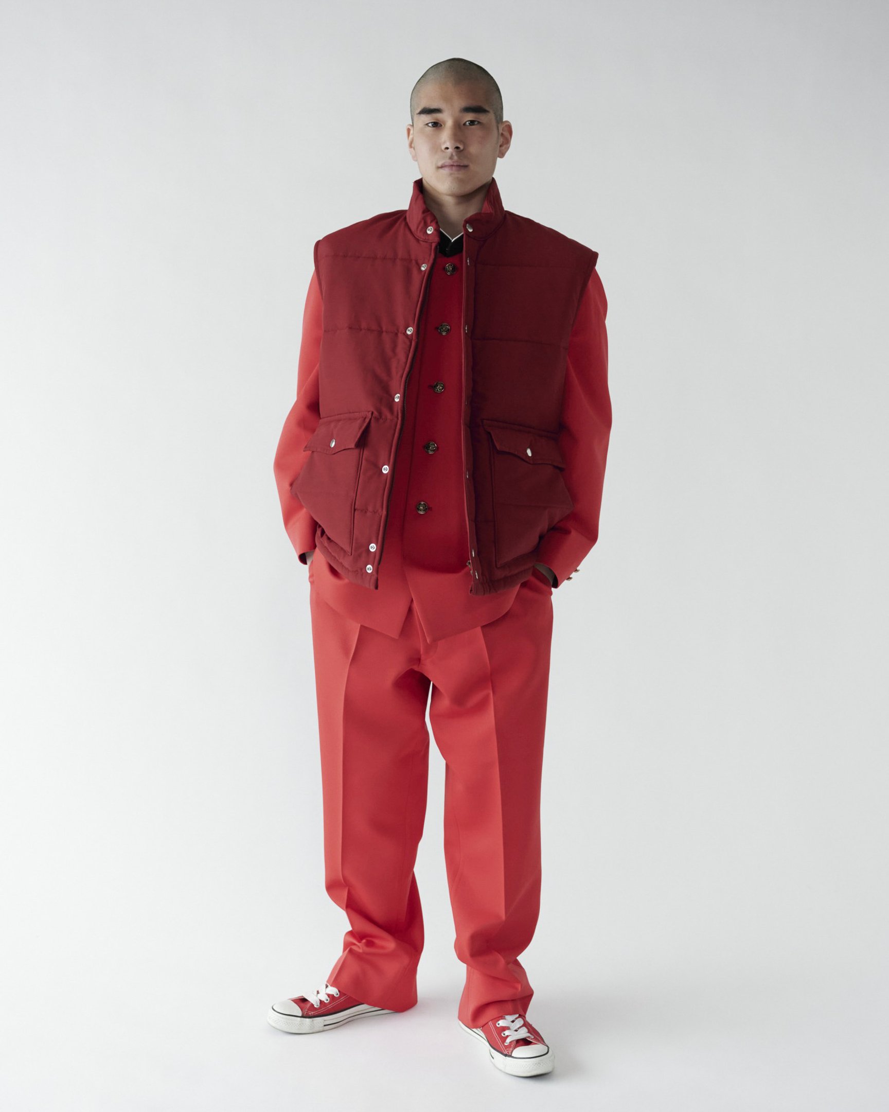 赤いダウンベストを着用した男性モデル