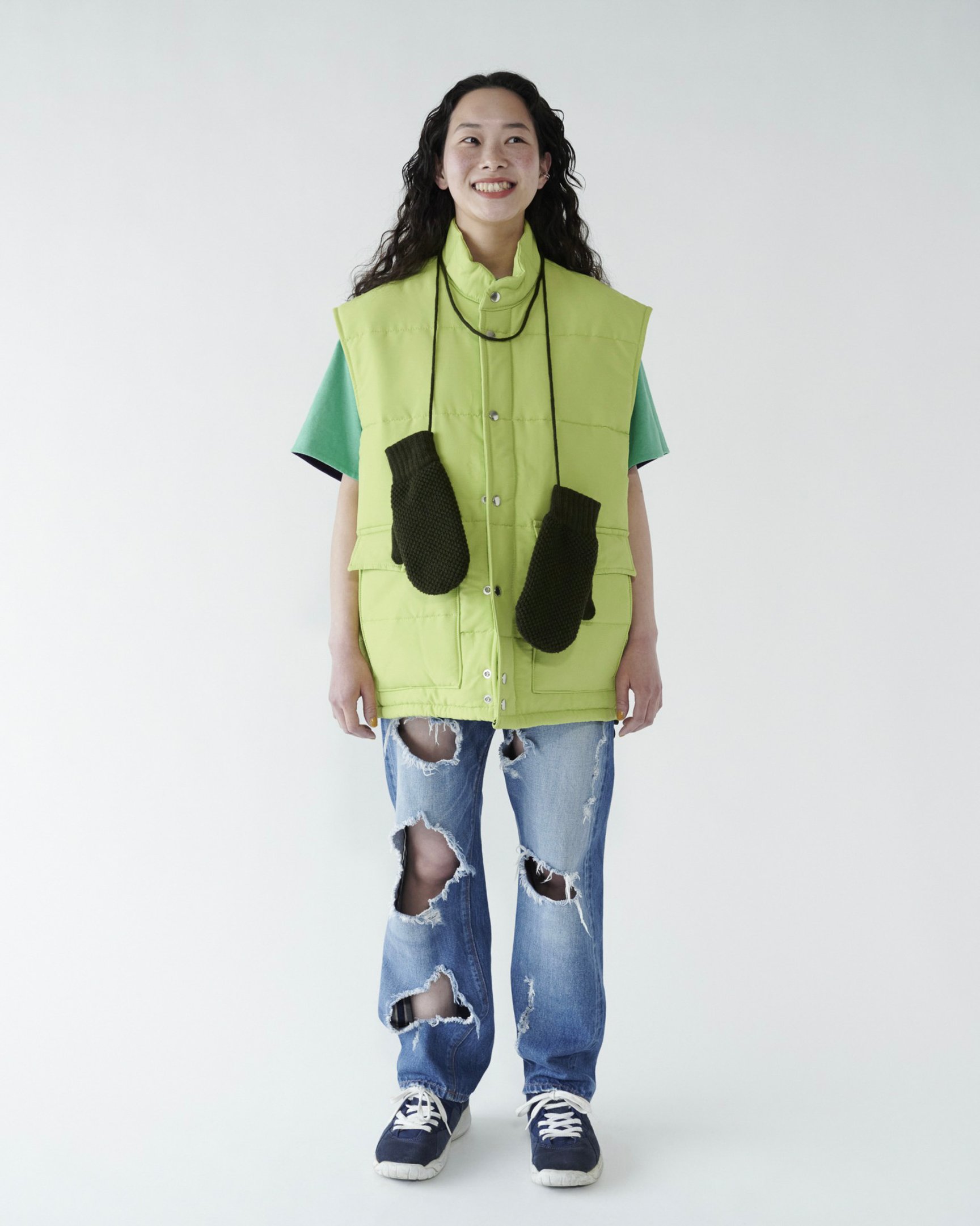 黄色いダウンベストを着用した女性モデル