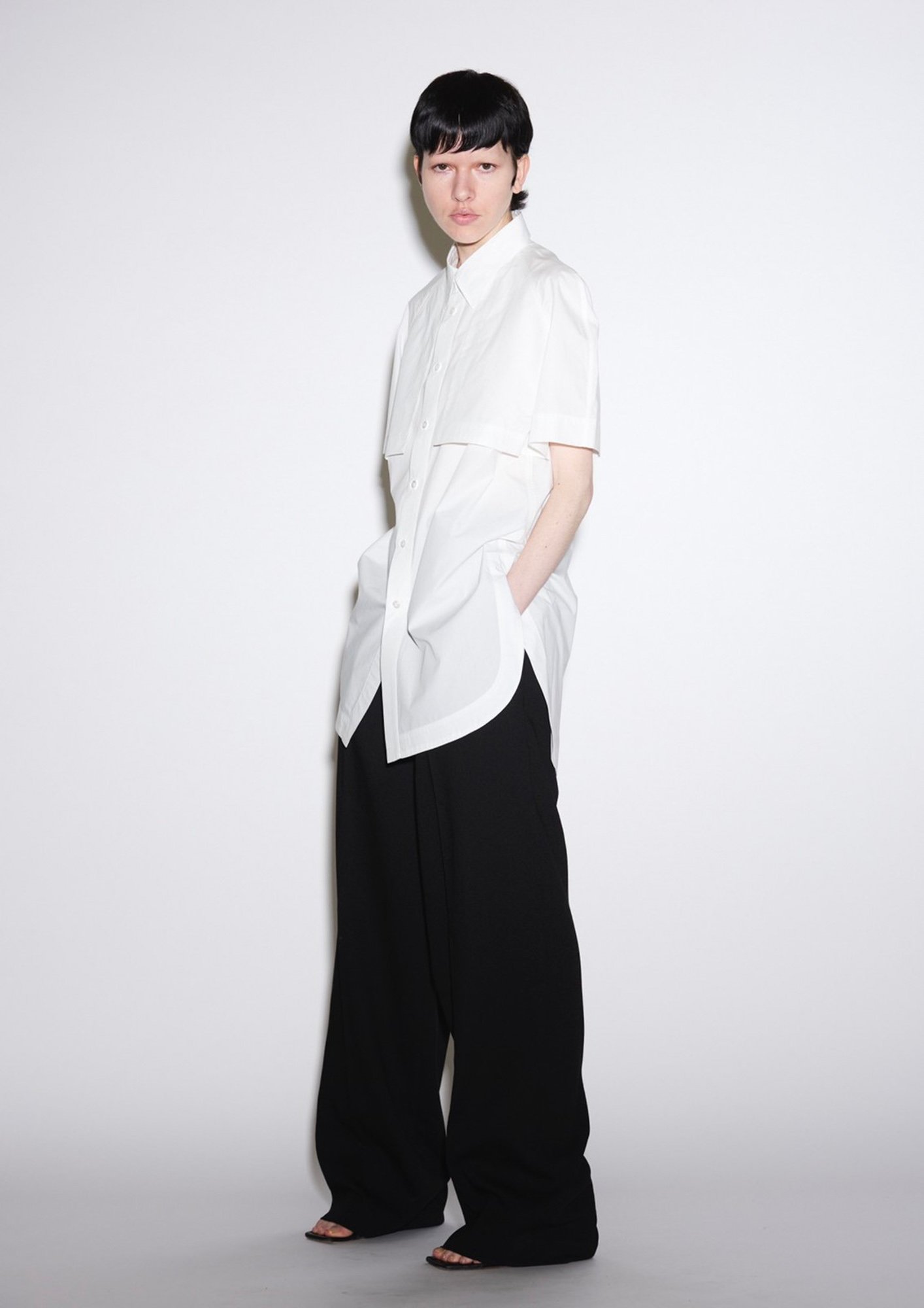 アンスクリアのシャツを着用した女性モデル