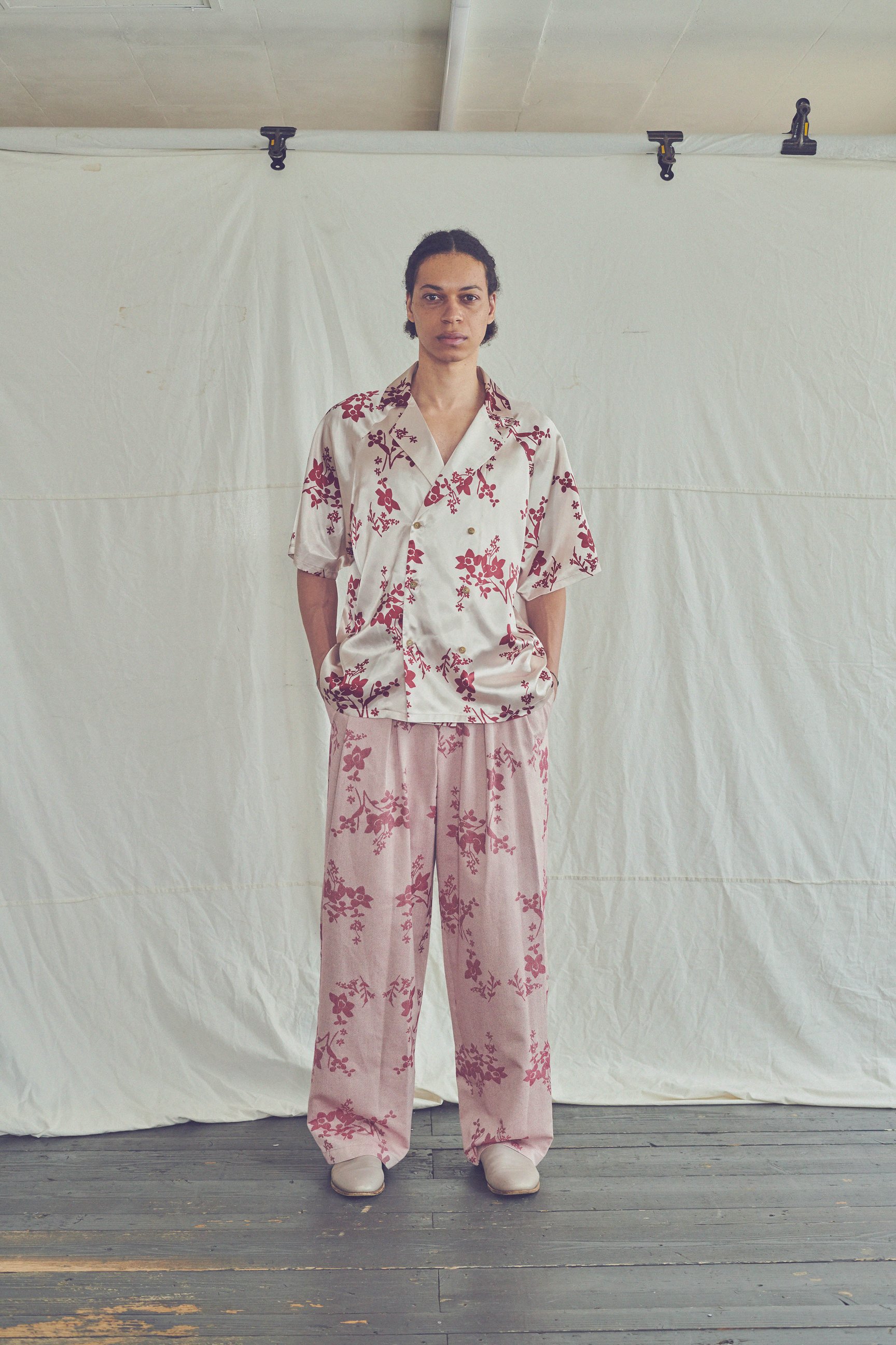 ミオズモーキーの花柄シャツを着用した男性モデル