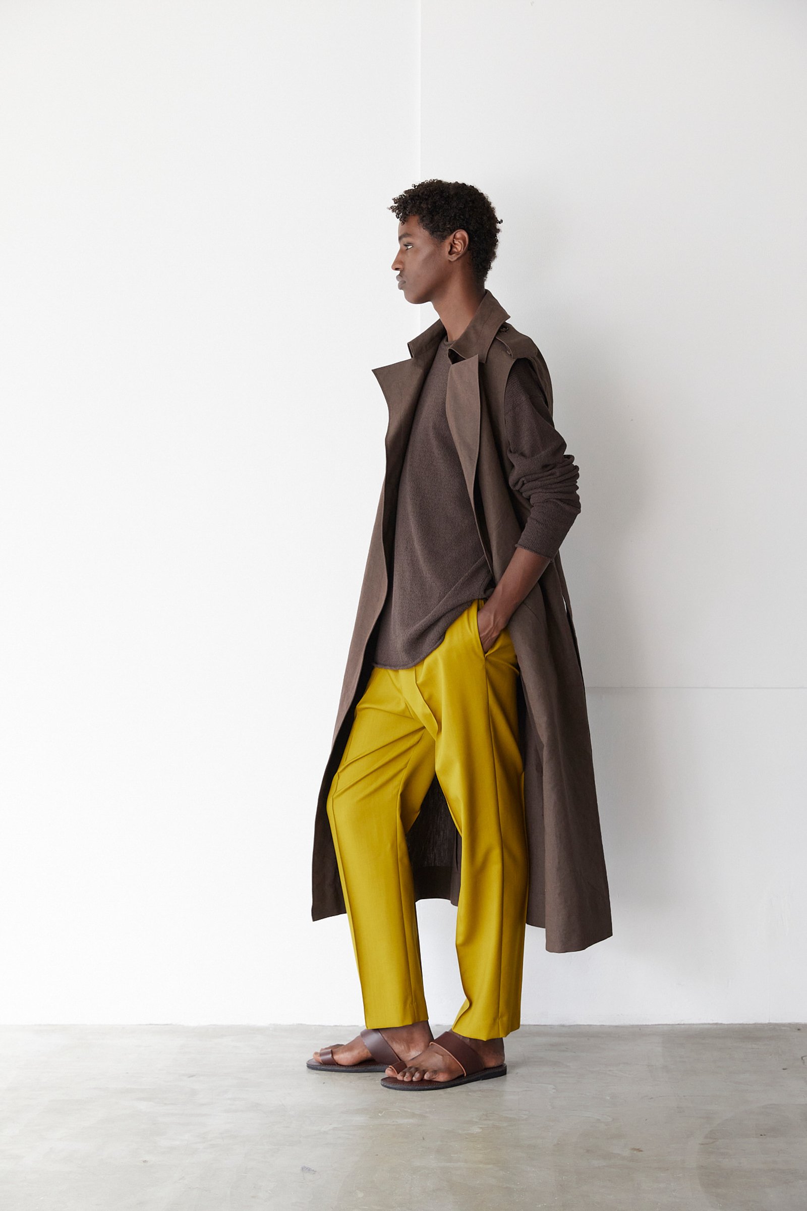 ポステレガントのイージーパンツを着用したモデル