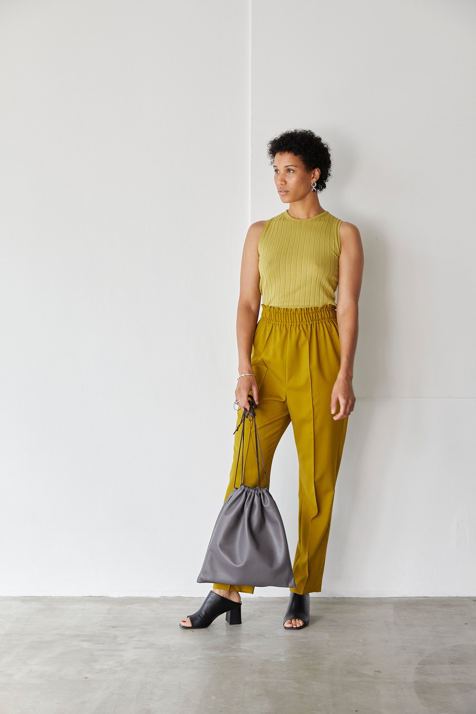 ポステレガントのイージーパンツを着用したモデル