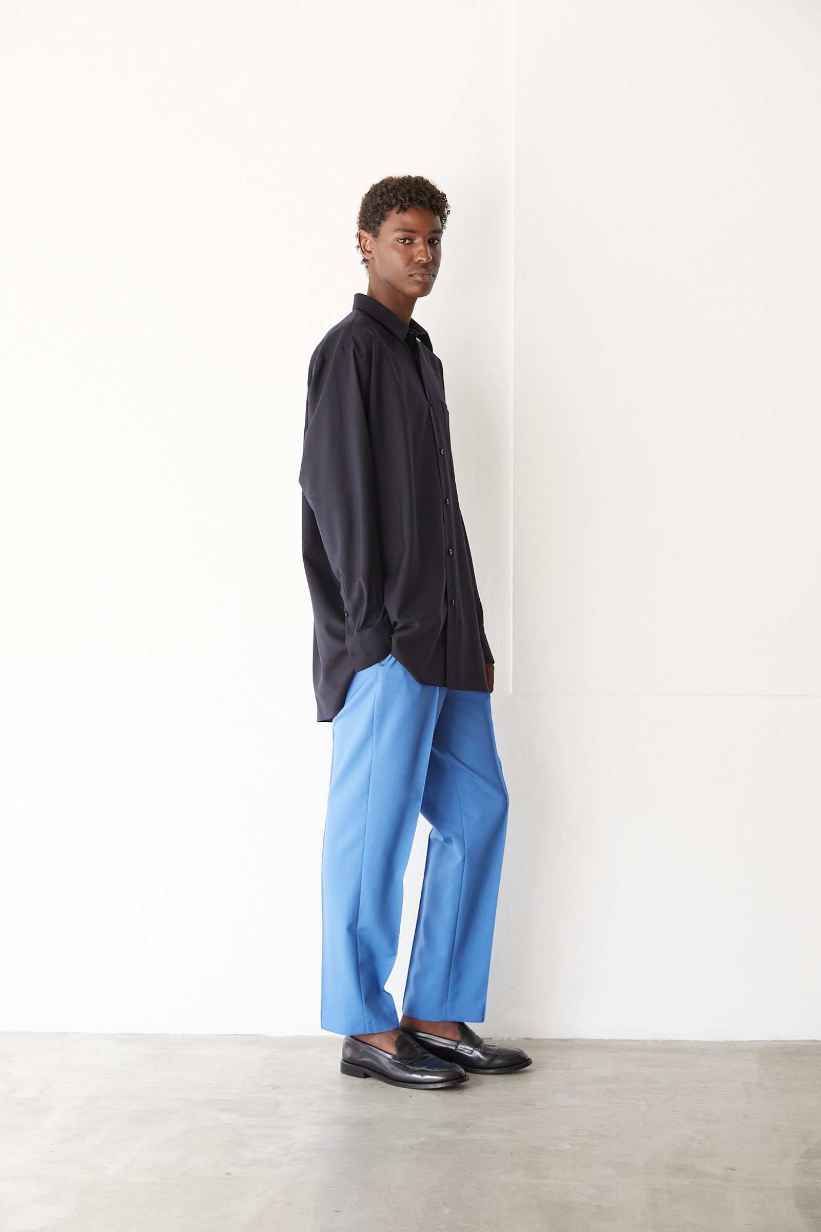 ポステレガントのイージーパンツを着用したモデル